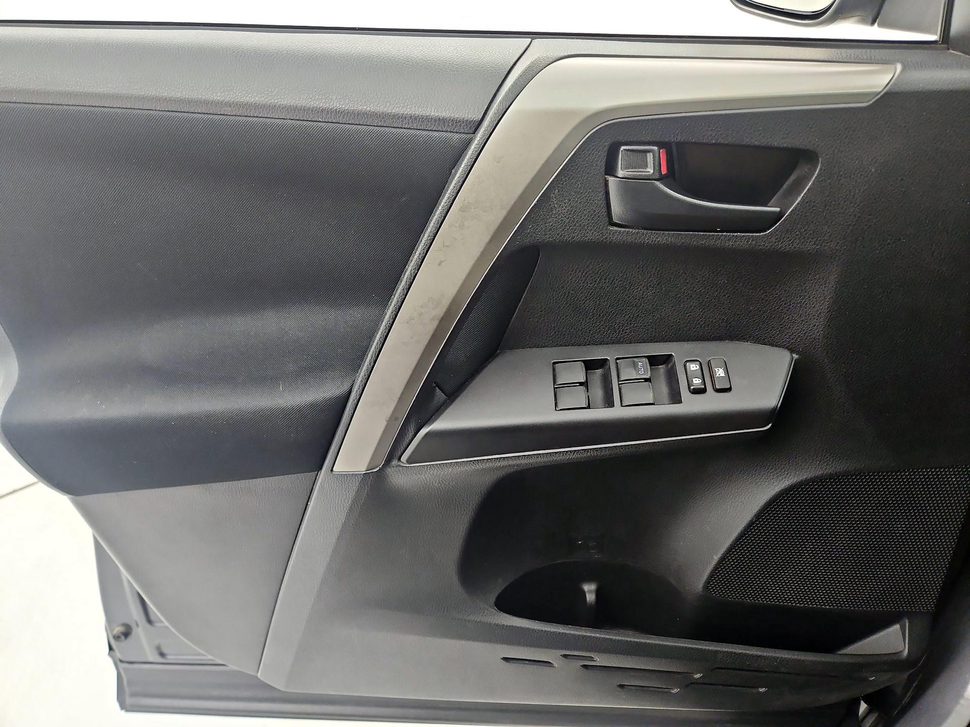 Thumbnail: 2018 Toyota RAV4 - 12