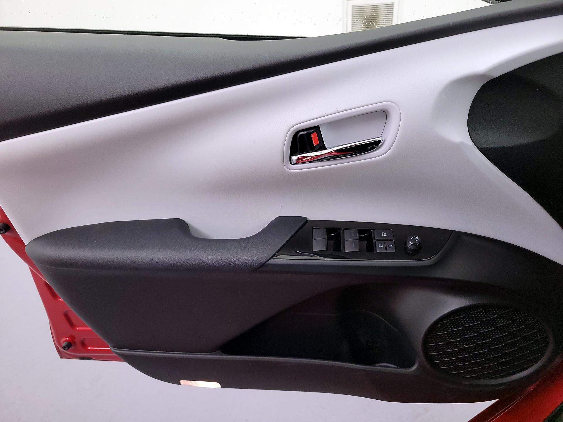 Thumbnail: 2020 Toyota Prius - 12