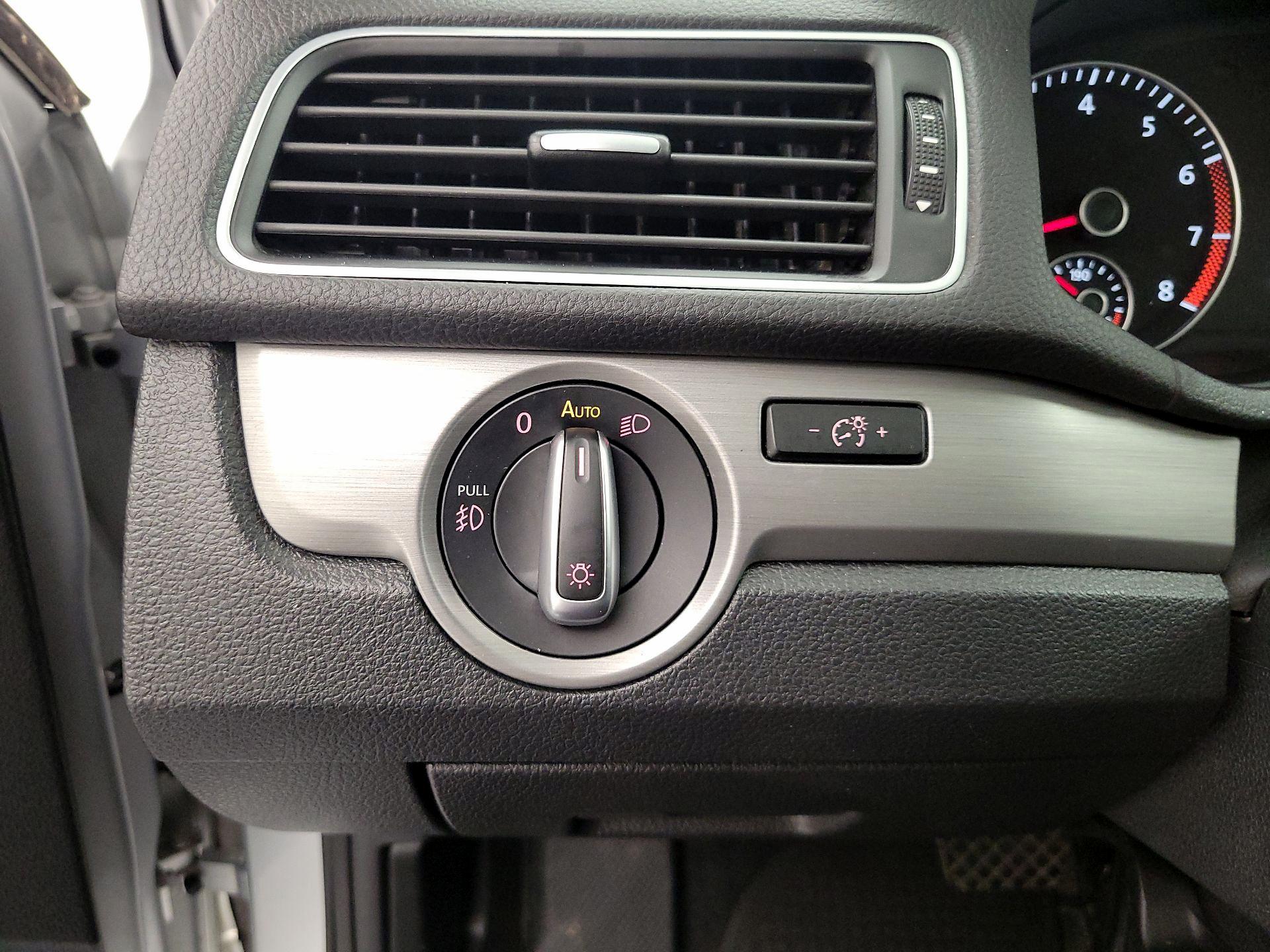 Thumbnail: 2015 Volkswagen Passat - 13