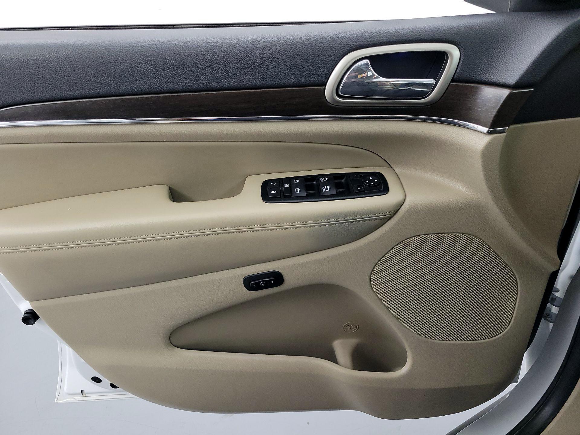 Thumbnail: 2015 Jeep Grand Cherokee - 12
