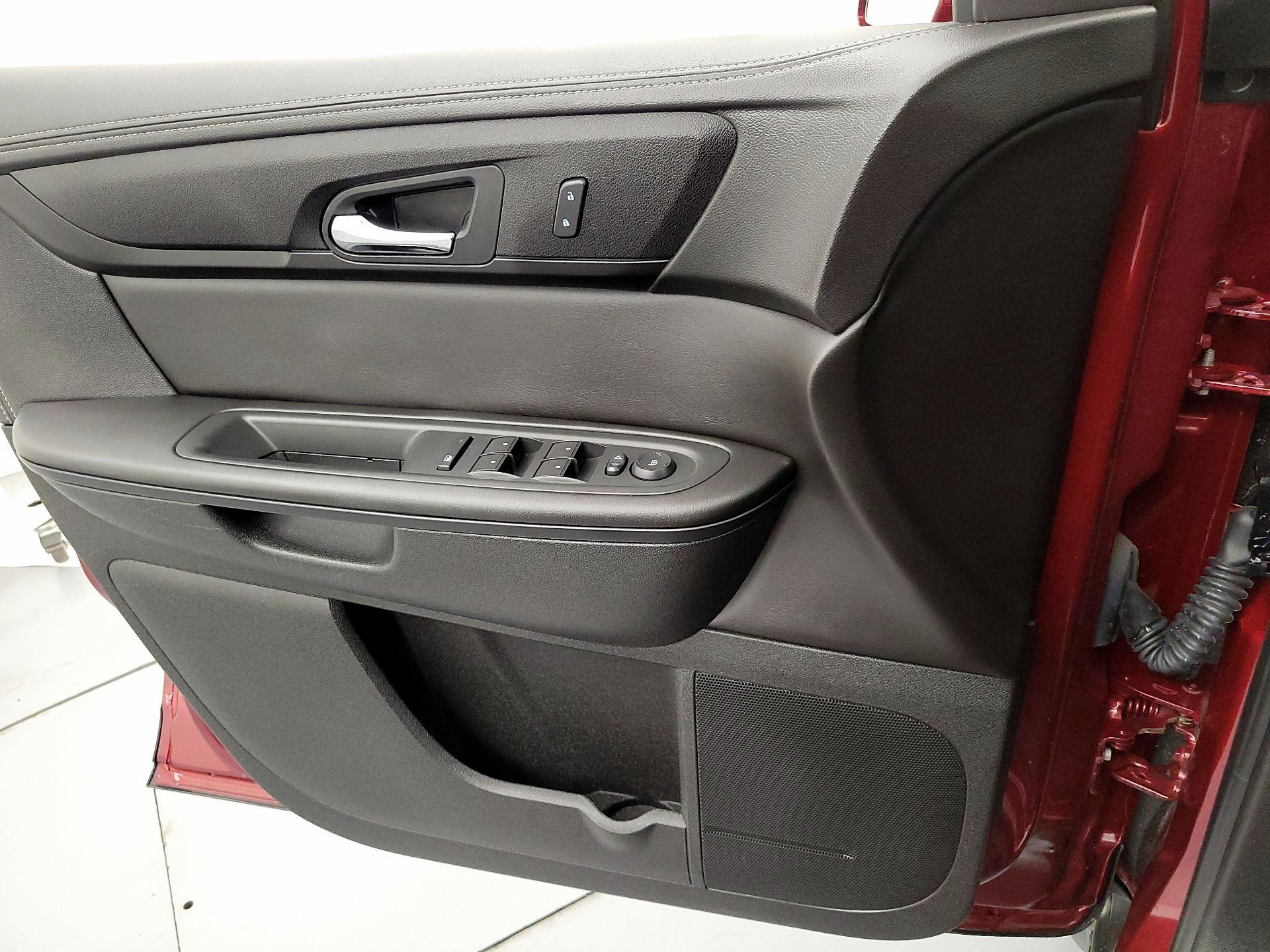 Thumbnail: 2015 Chevrolet Traverse - 12
