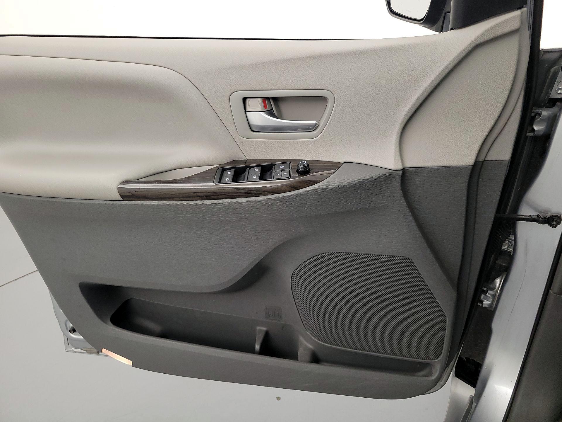 Thumbnail: 2015 Toyota Sienna - 12