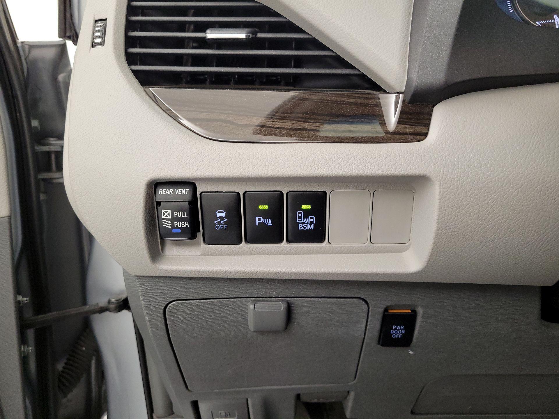 Thumbnail: 2015 Toyota Sienna - 13