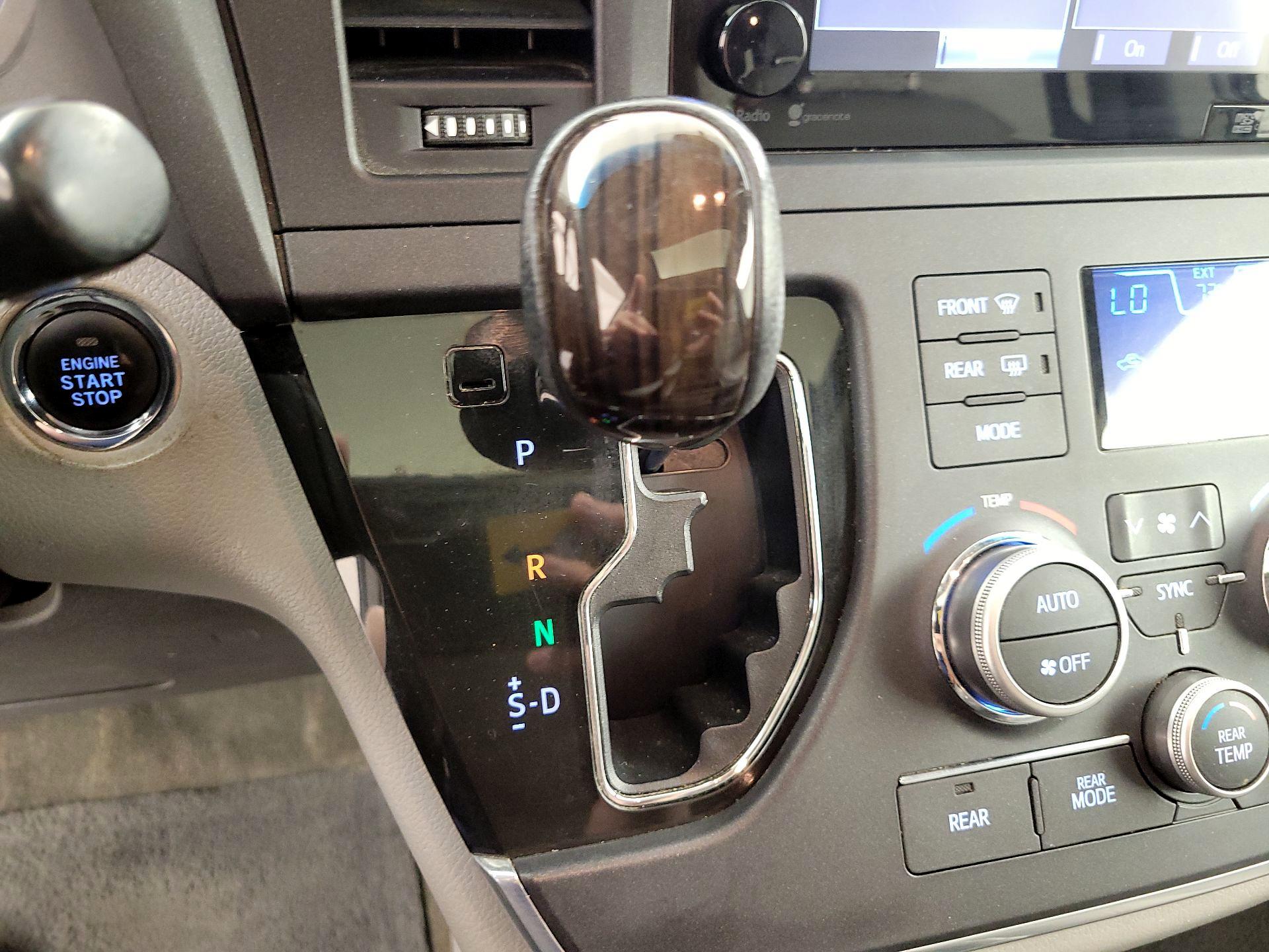 Thumbnail: 2015 Toyota Sienna - 18