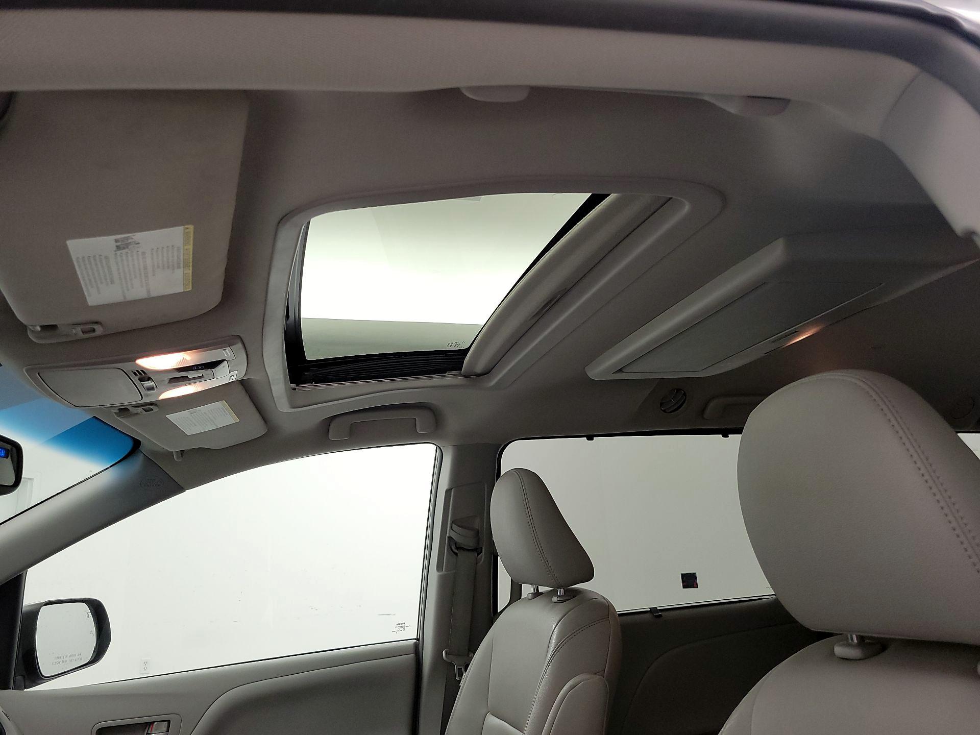 Thumbnail: 2015 Toyota Sienna - 20