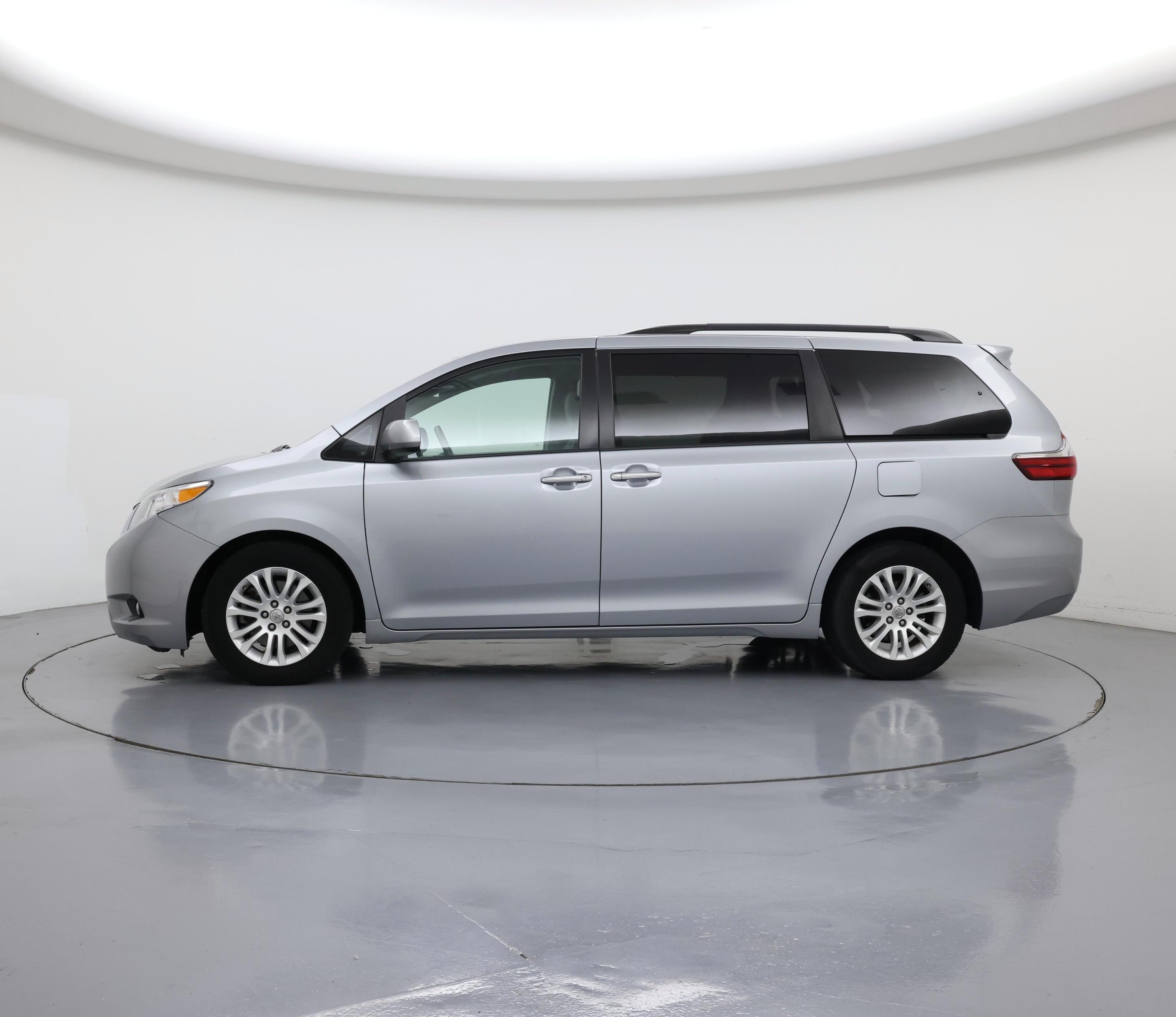 Thumbnail: 2015 Toyota Sienna - 3