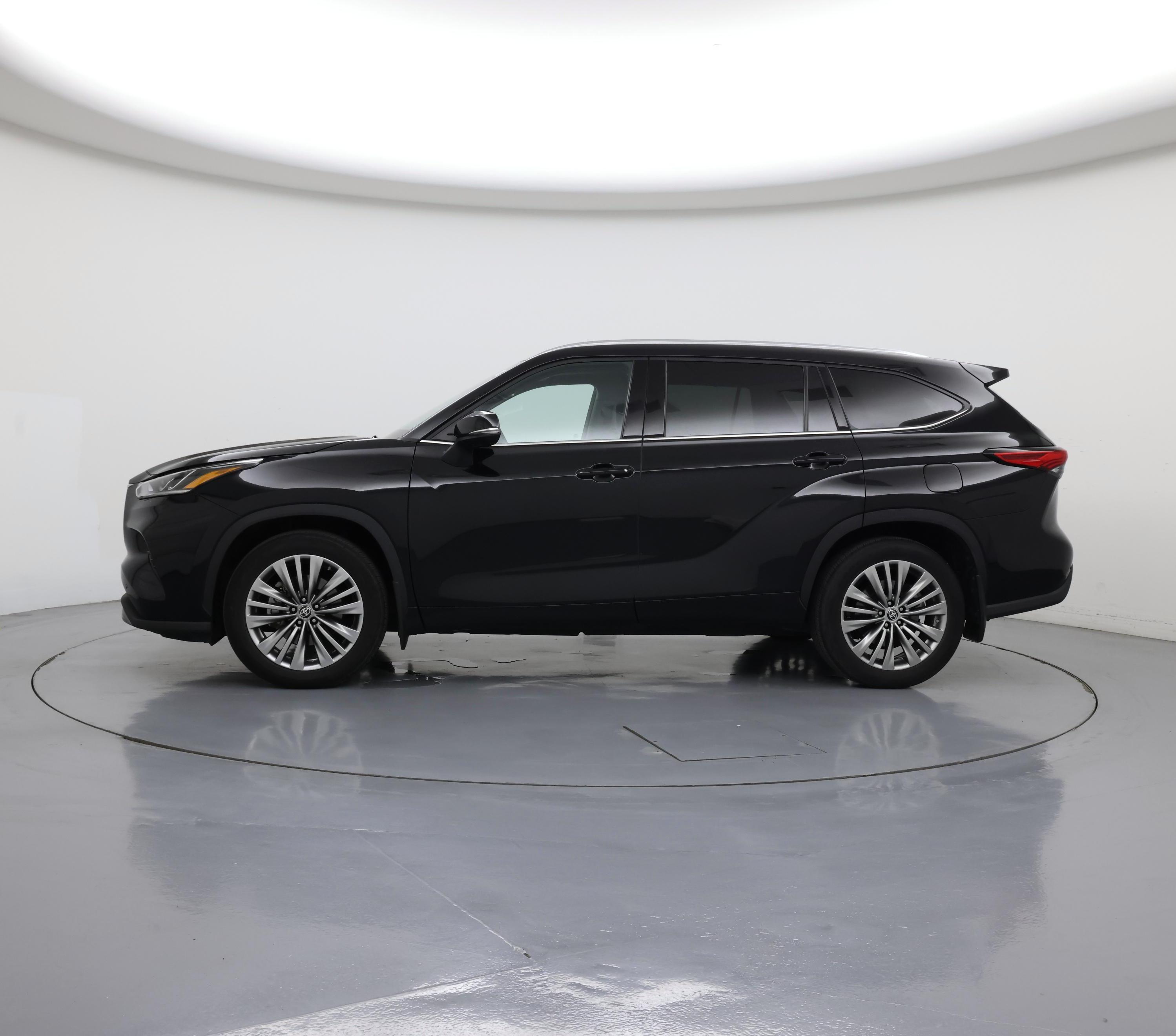 Thumbnail: 2022 Toyota Highlander - 3
