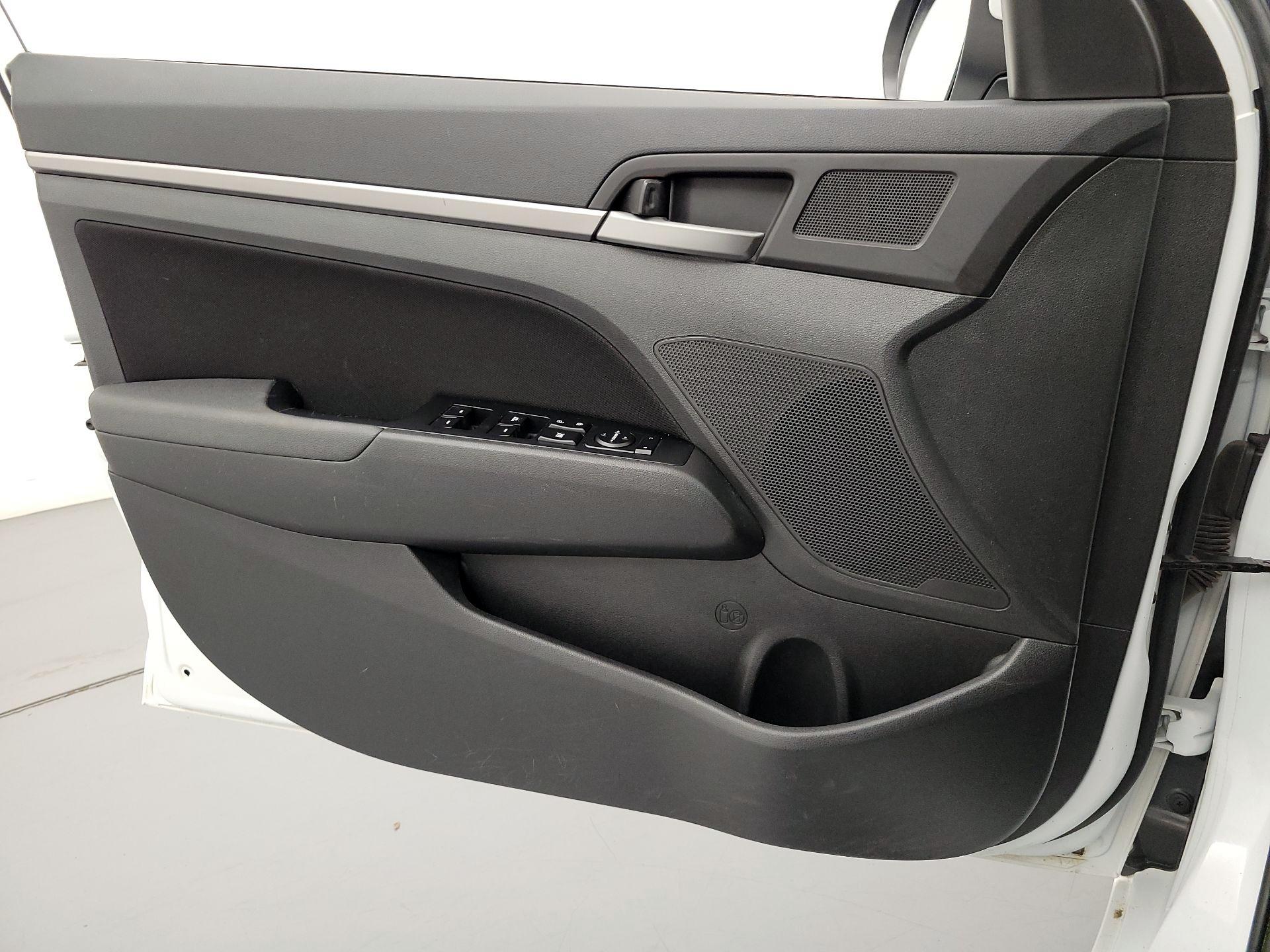 Thumbnail: 2017 Hyundai Elantra - 12