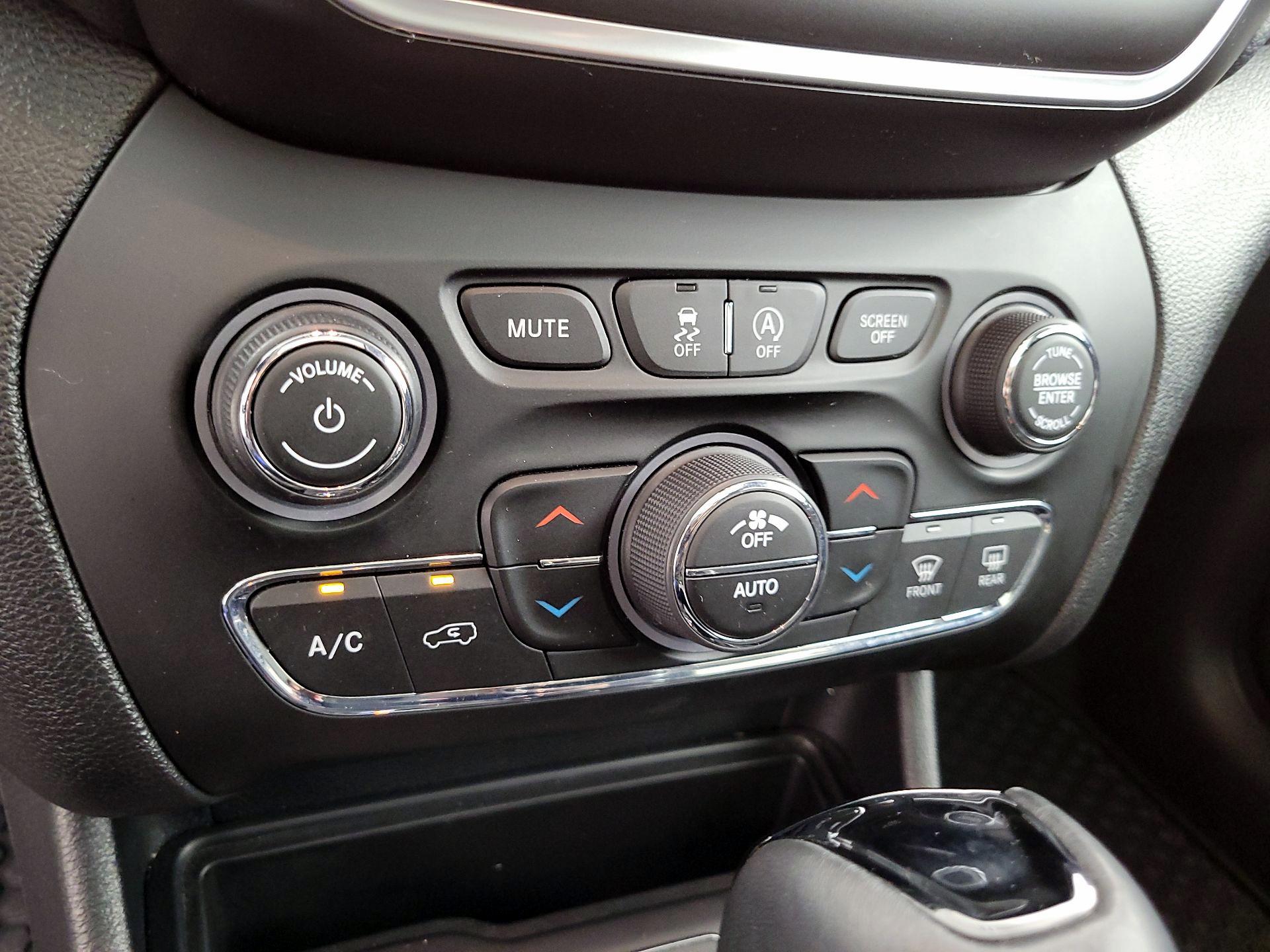 Thumbnail: 2019 Jeep Cherokee - 15