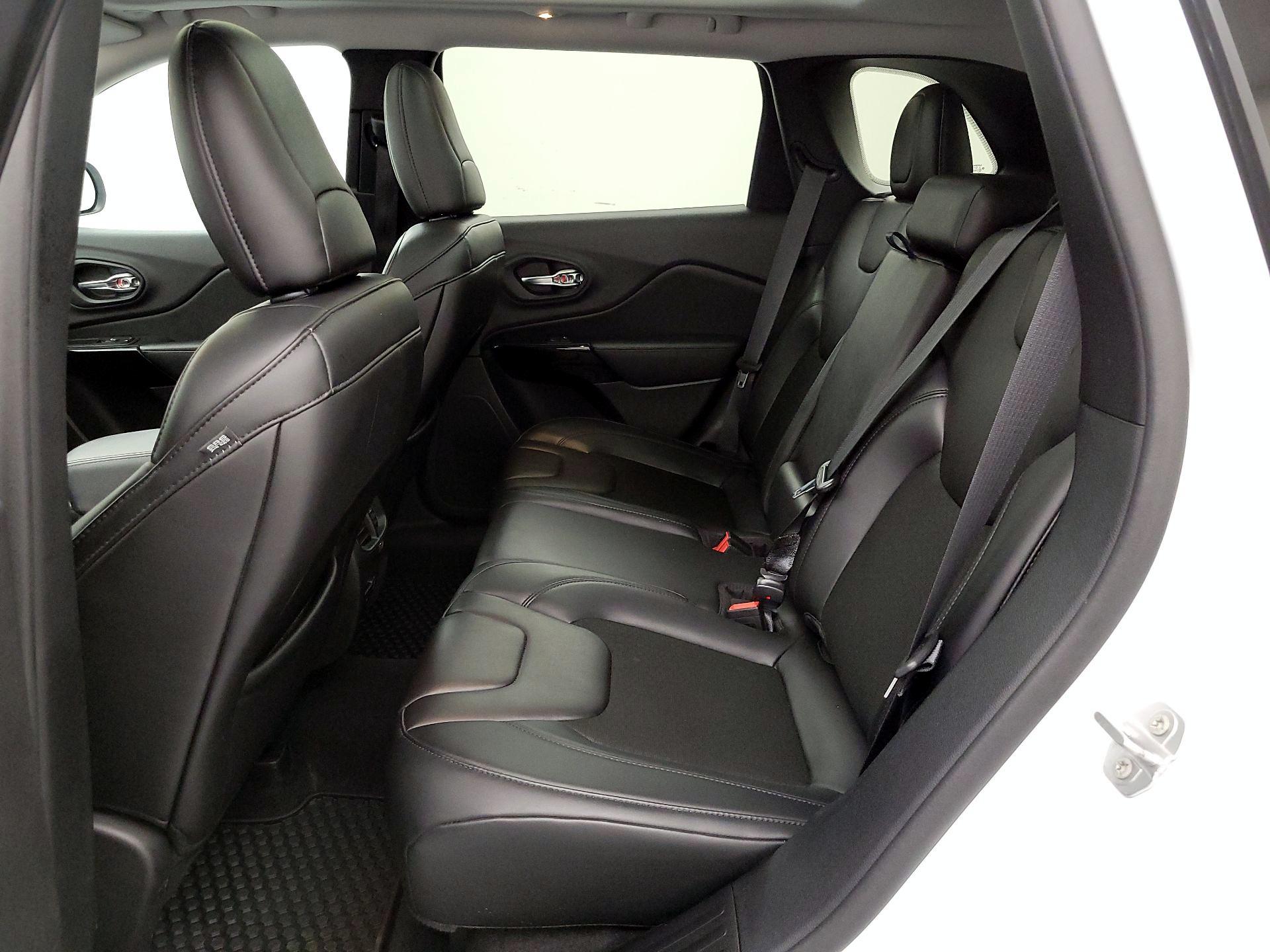 Thumbnail: 2019 Jeep Cherokee - 18