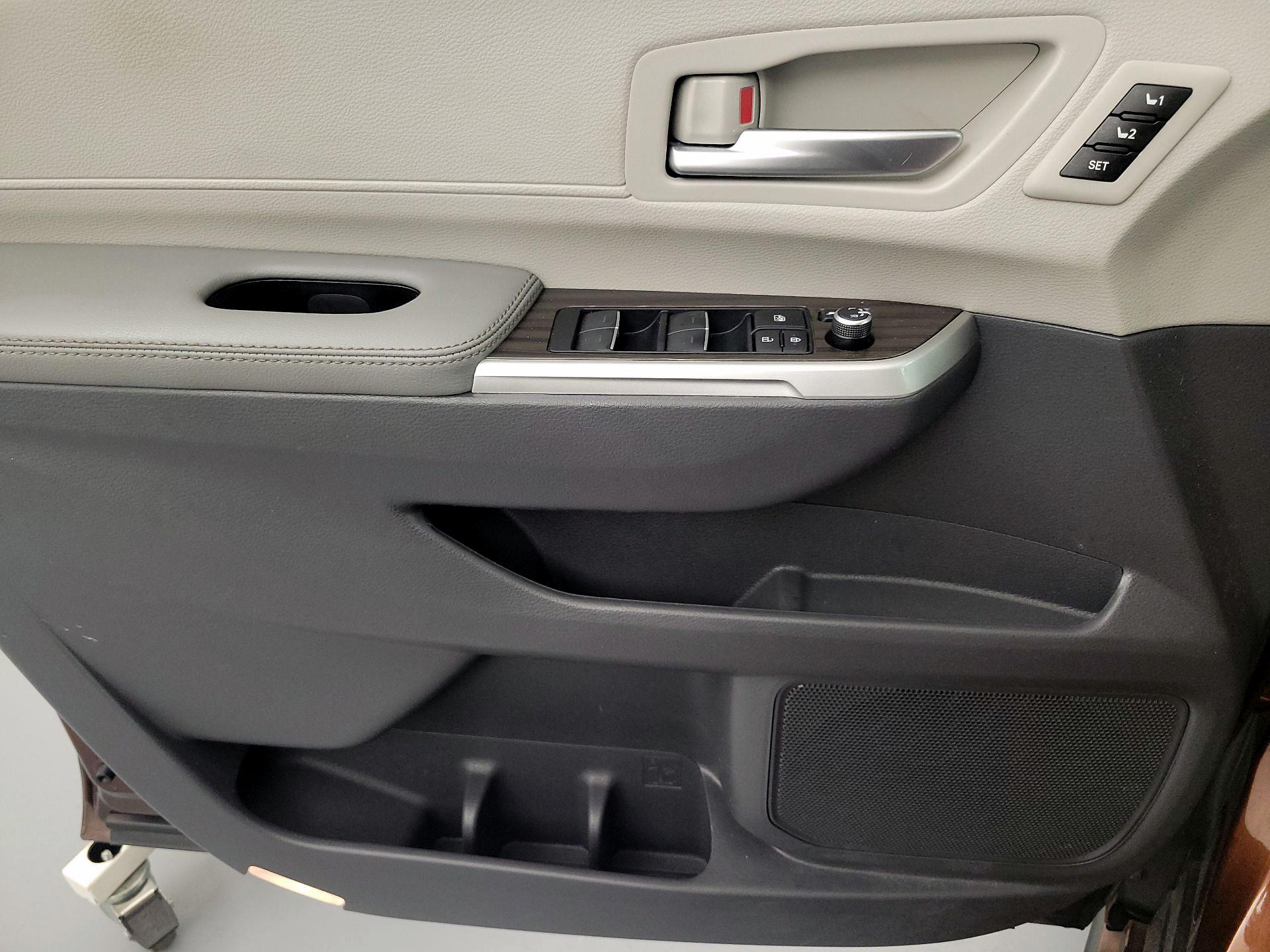 Thumbnail: 2023 Toyota Sienna - 12
