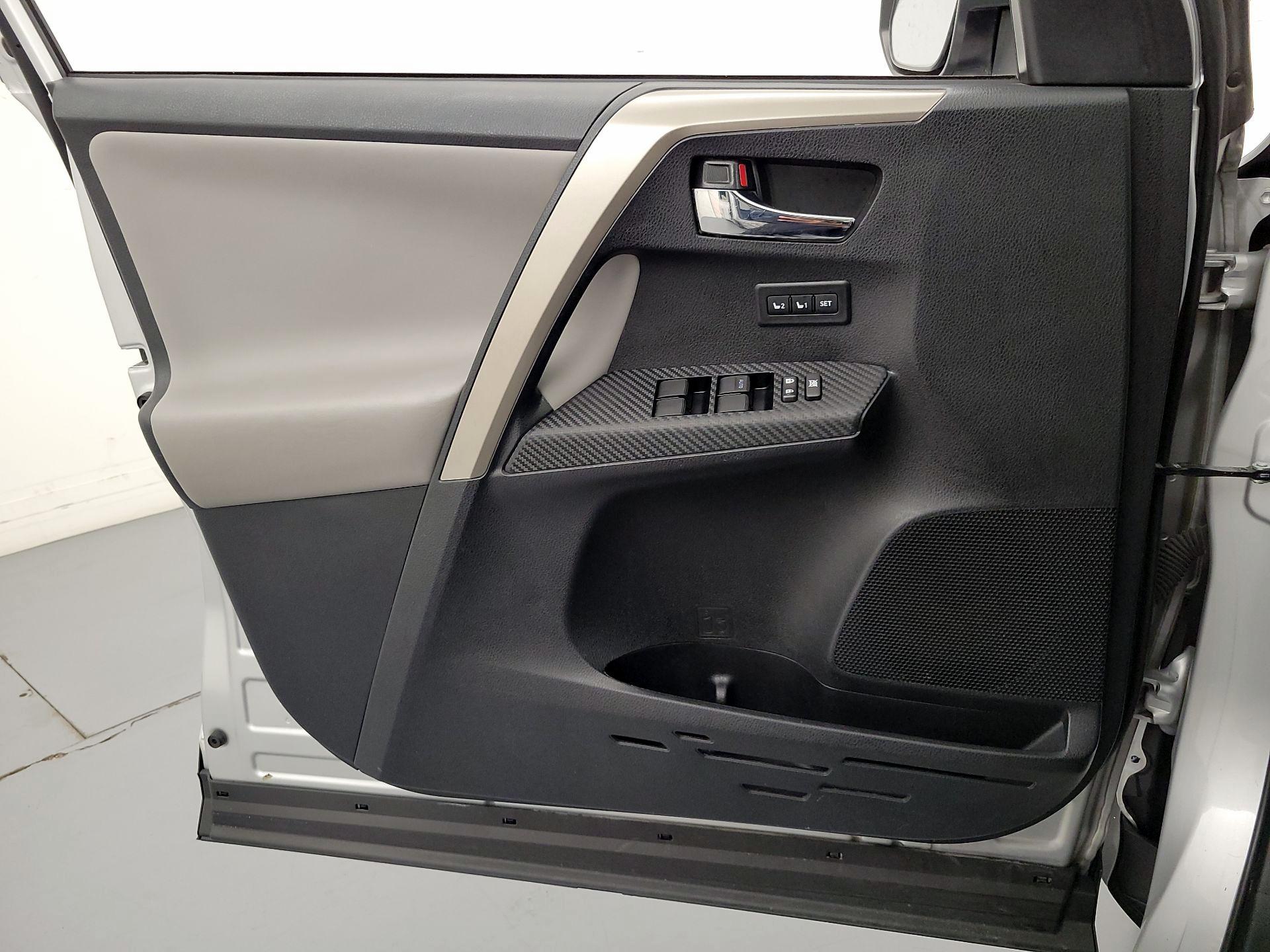 Thumbnail: 2015 Toyota RAV4 - 12