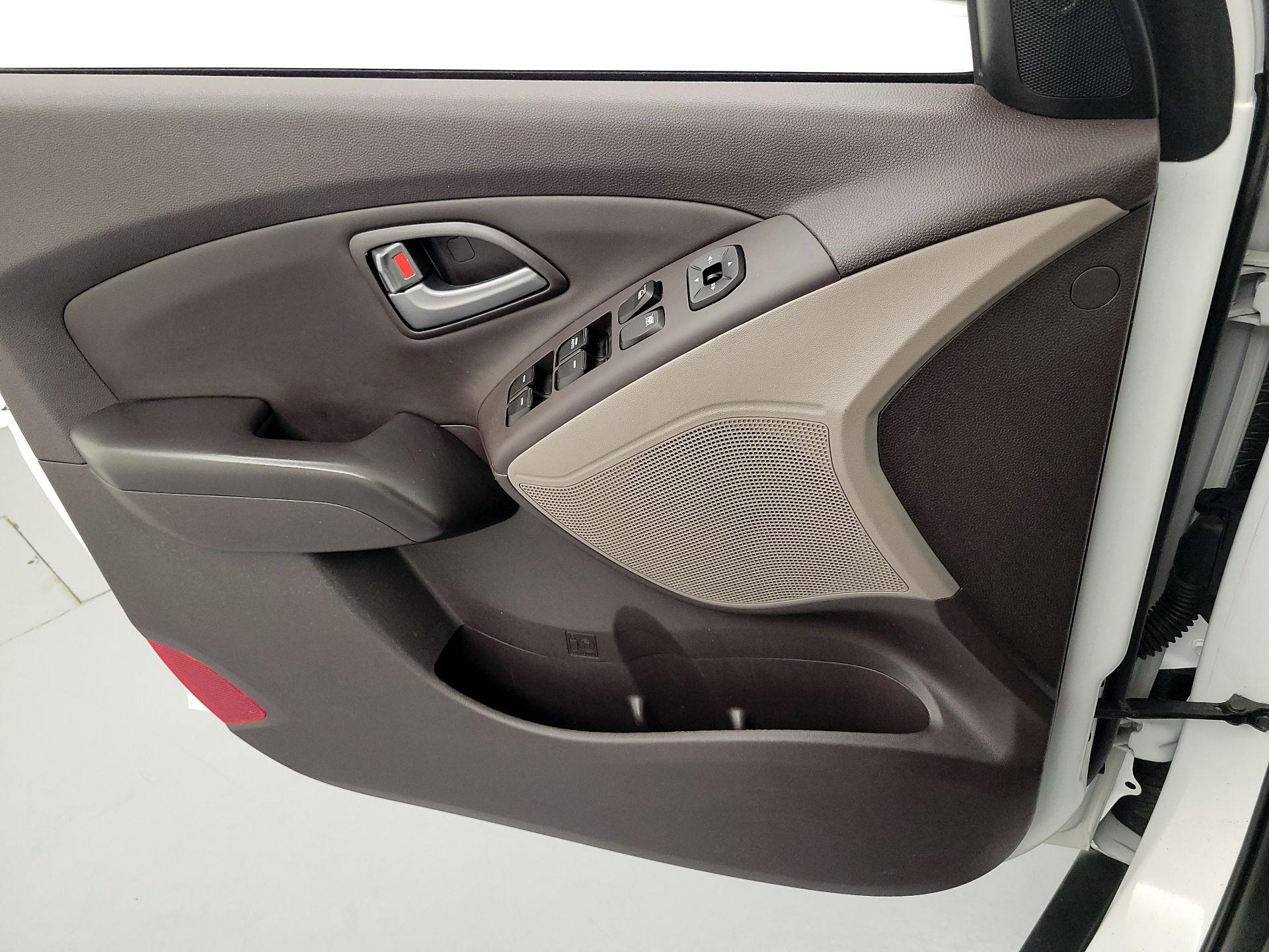 Thumbnail: 2015 Hyundai Tucson - 12