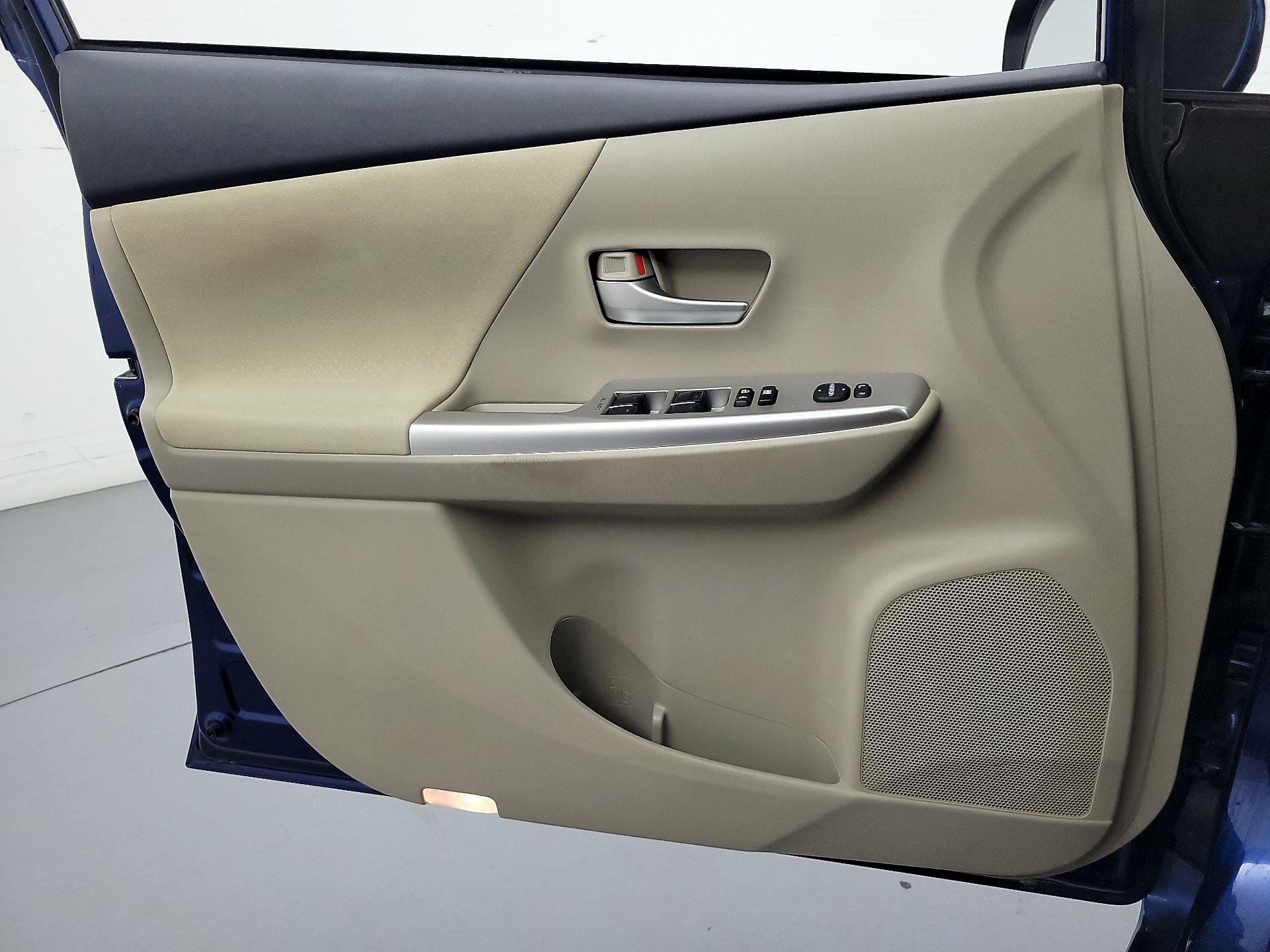 Thumbnail: 2013 Toyota Prius v - 12