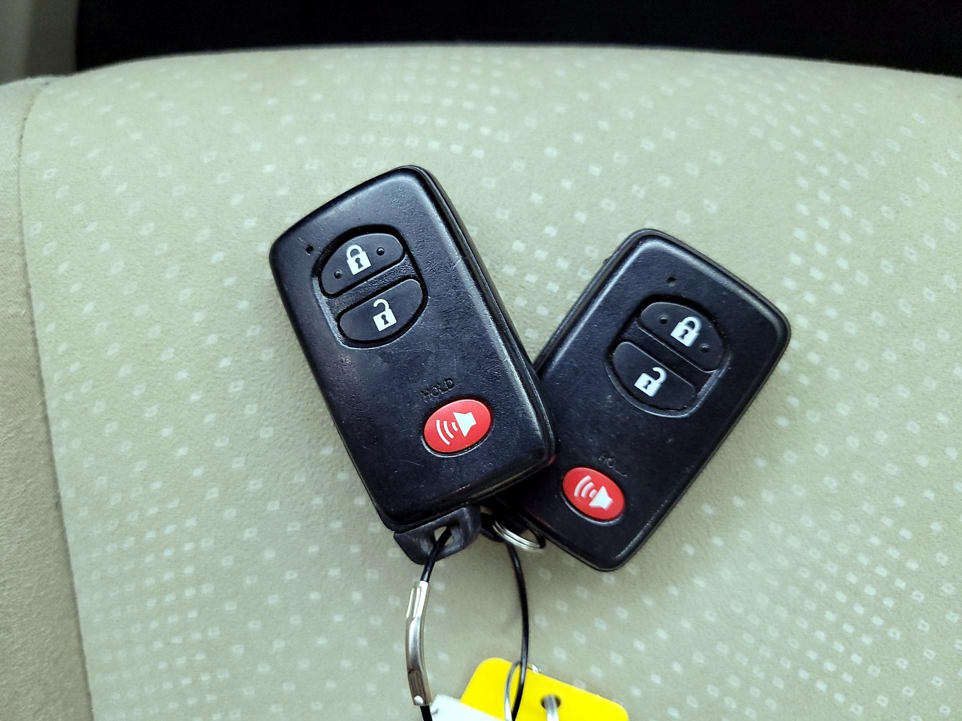 Thumbnail: 2013 Toyota Prius v - 20