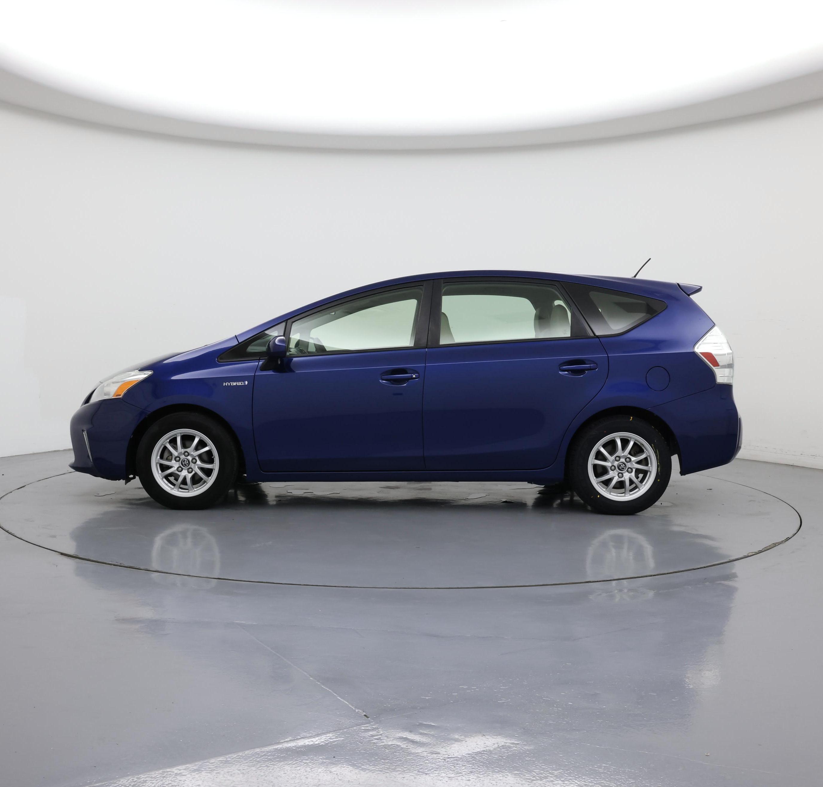 Thumbnail: 2013 Toyota Prius v - 3
