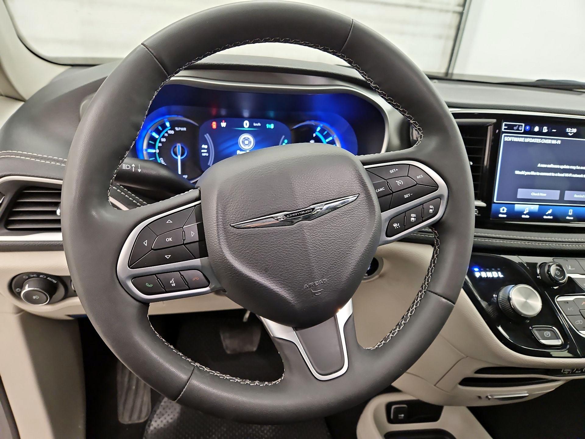 Thumbnail: 2023 Chrysler Pacifica - 10