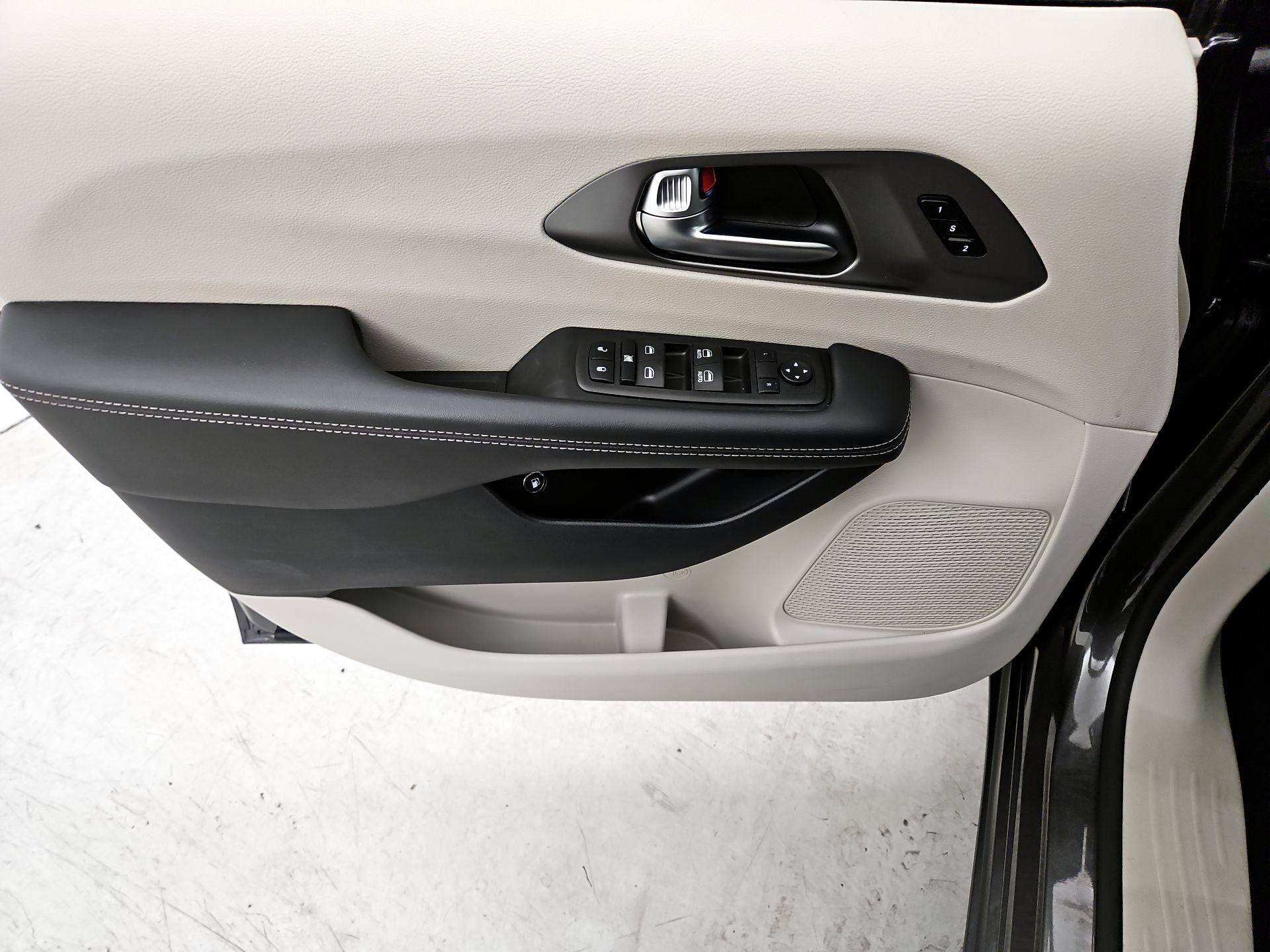 Thumbnail: 2023 Chrysler Pacifica - 12