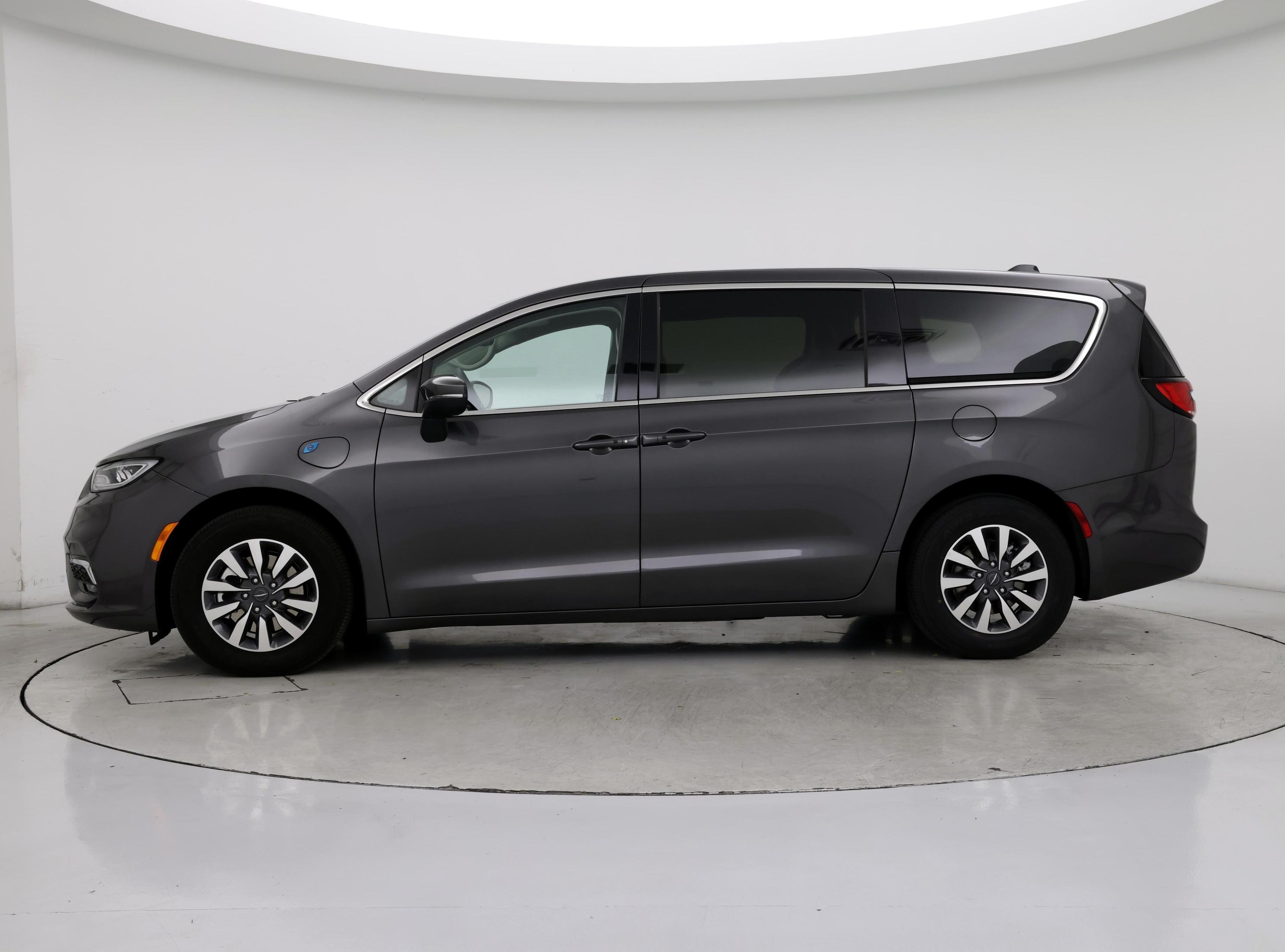Thumbnail: 2023 Chrysler Pacifica - 3