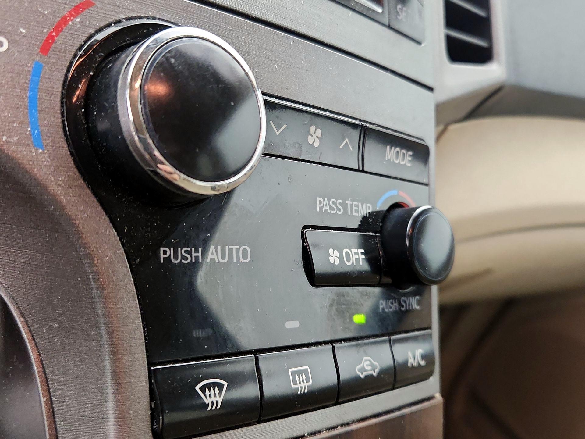 Thumbnail: 2013 Toyota Venza - 15