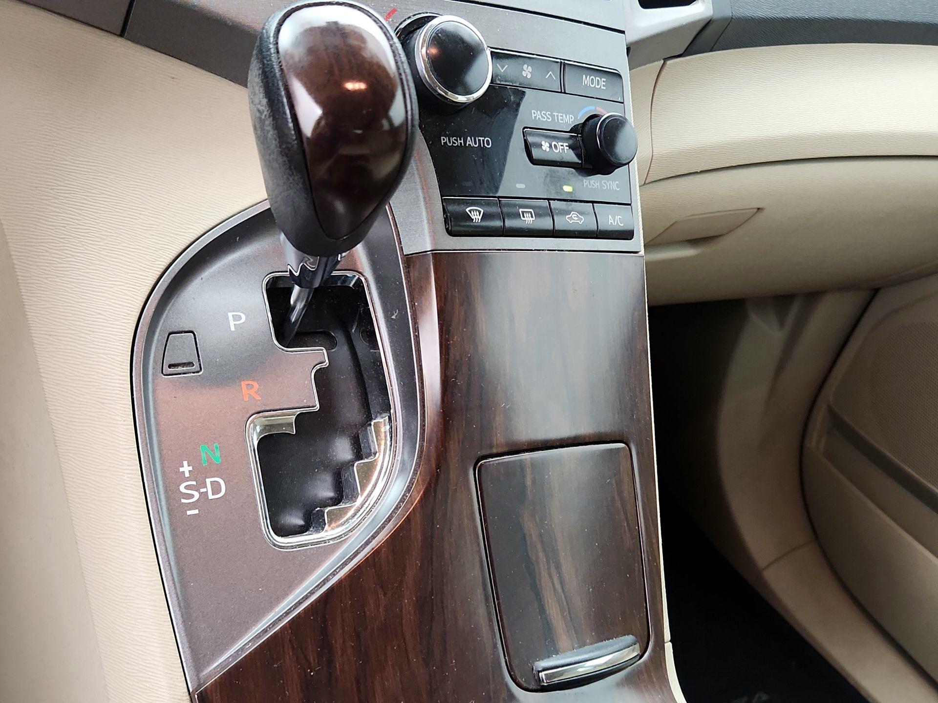 Thumbnail: 2013 Toyota Venza - 16