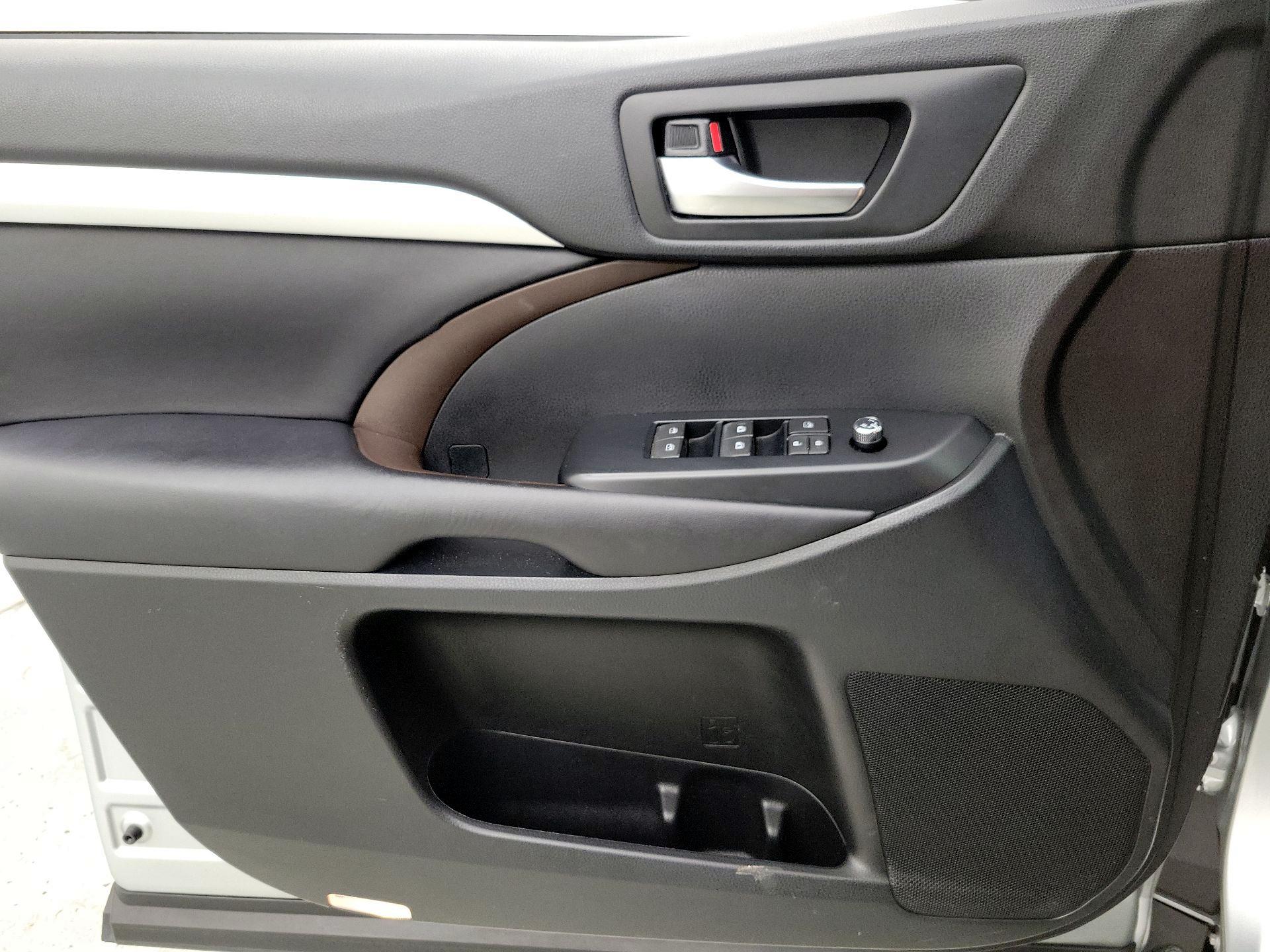 Thumbnail: 2019 Toyota Highlander - 12