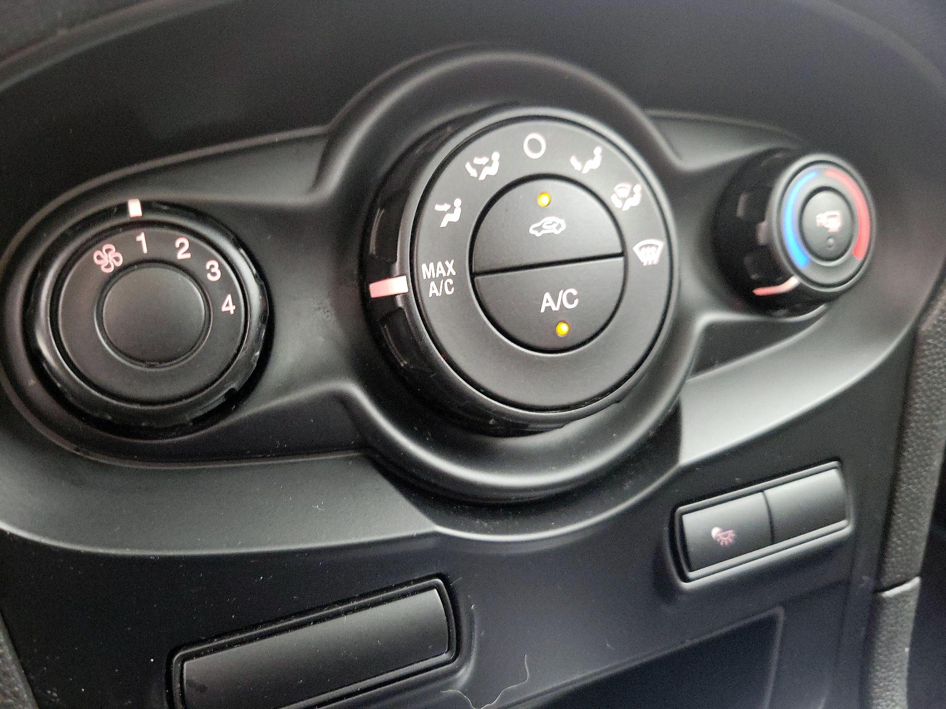 Thumbnail: 2013 Ford Fiesta - 15