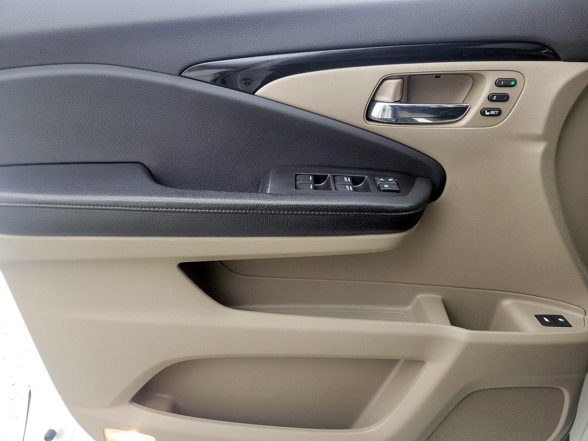 Thumbnail: 2019 Honda Pilot - 12