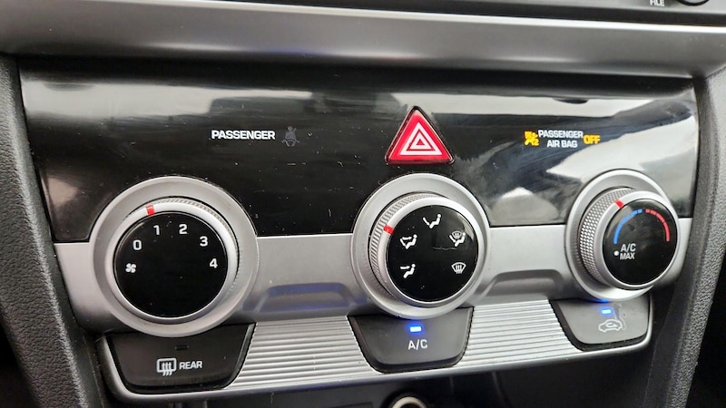 2019 Hyundai Elantra SEL 16