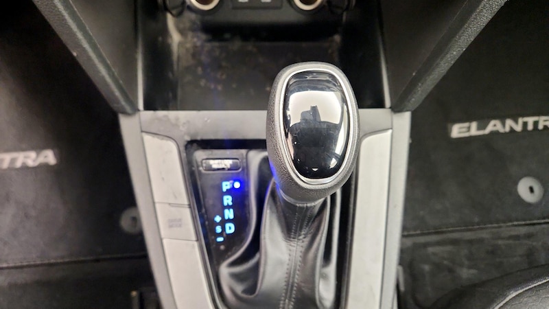 2019 Hyundai Elantra SEL 17
