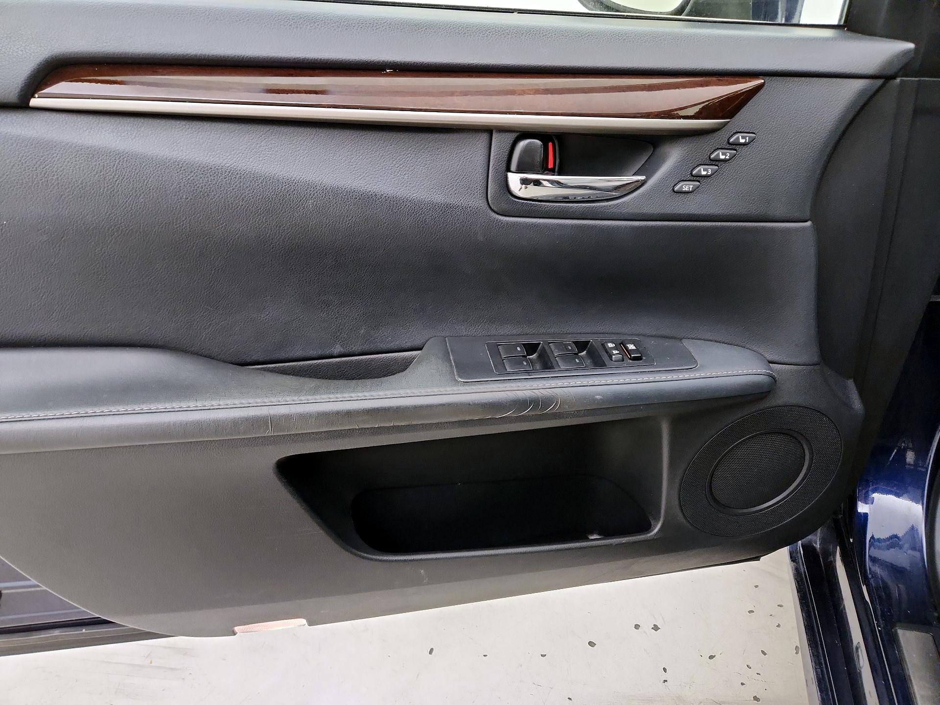 Thumbnail: 2013 Lexus ES - 12
