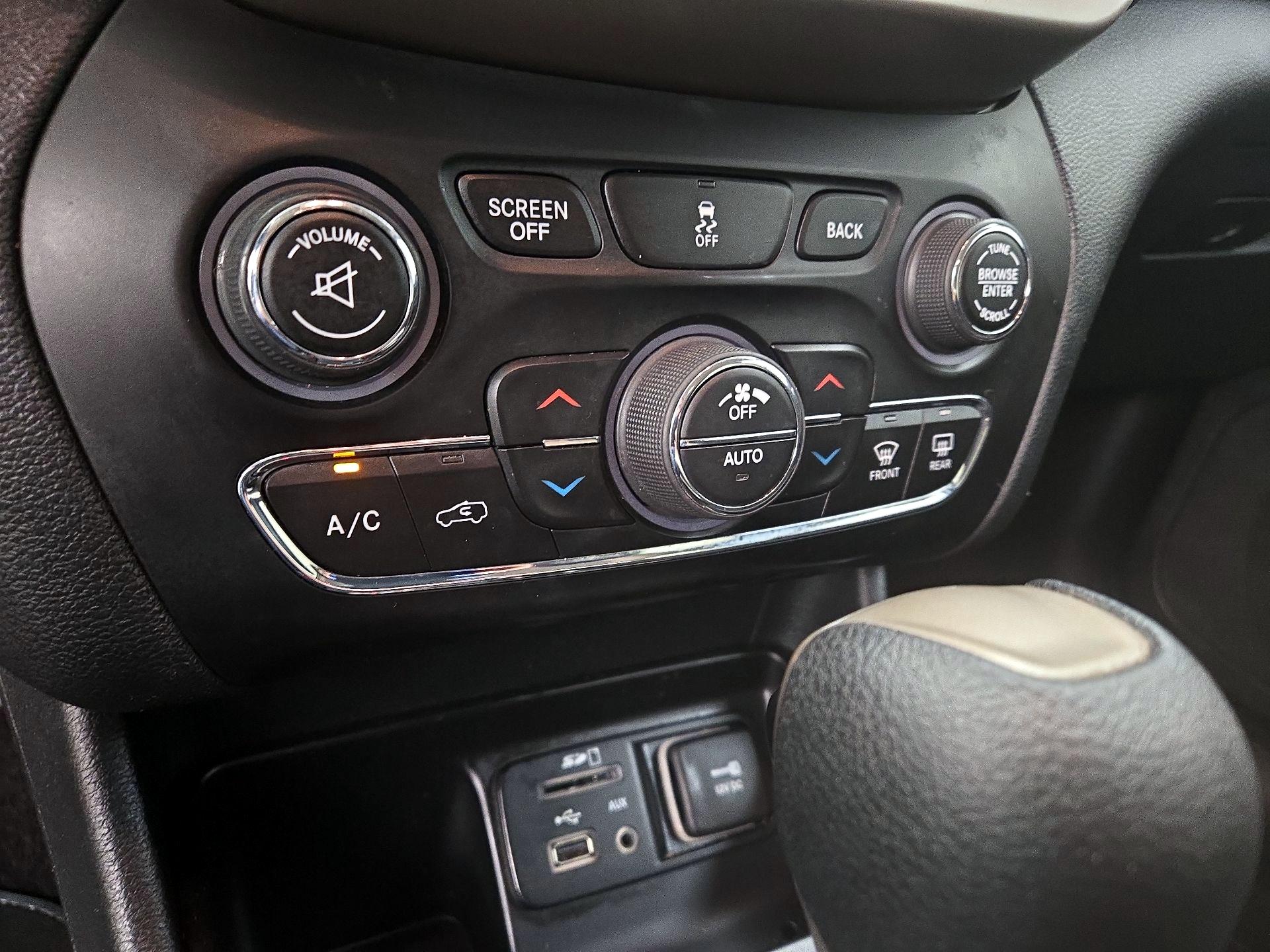 Thumbnail: 2016 Jeep Cherokee - 16