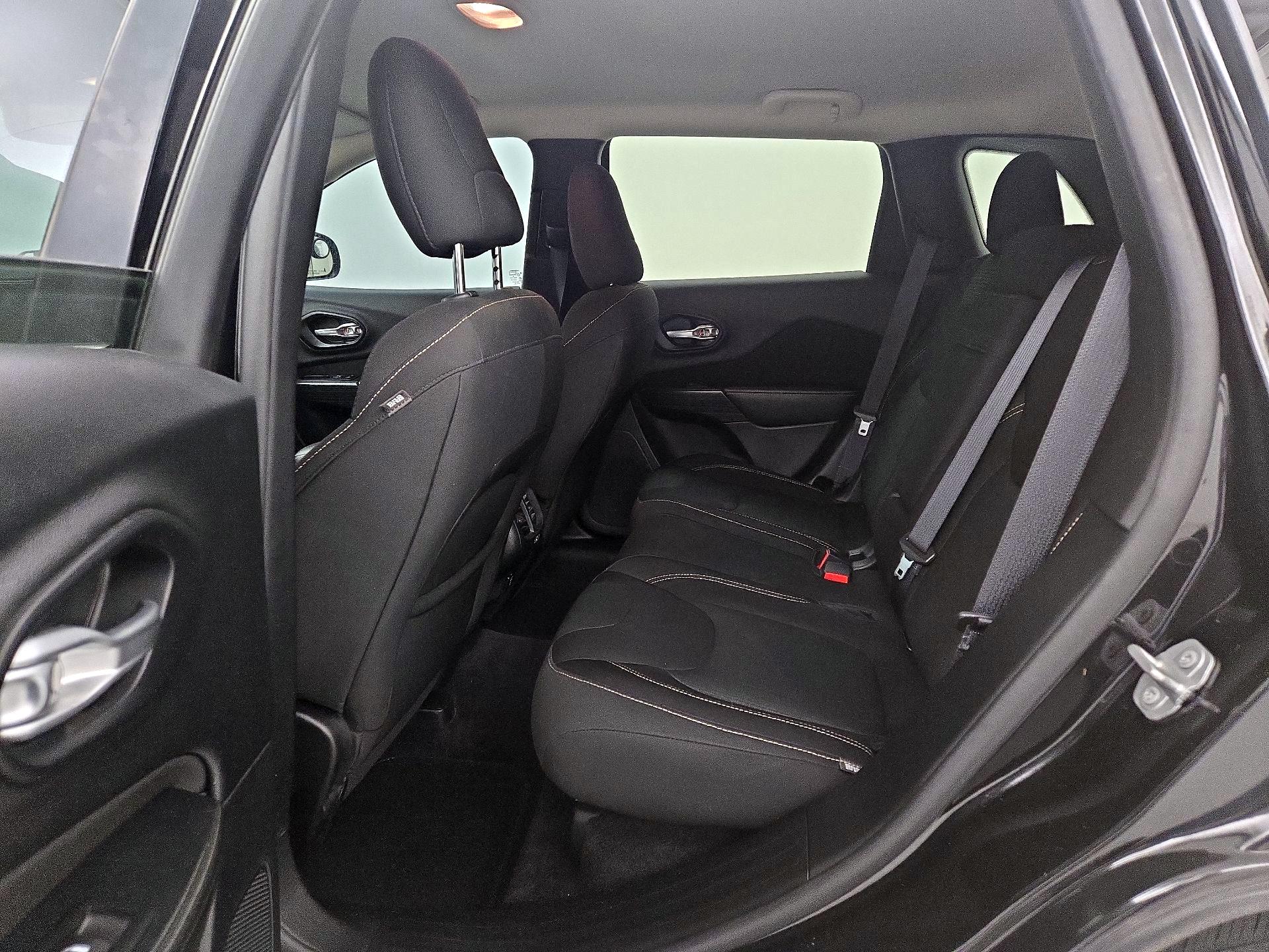 Thumbnail: 2016 Jeep Cherokee - 19