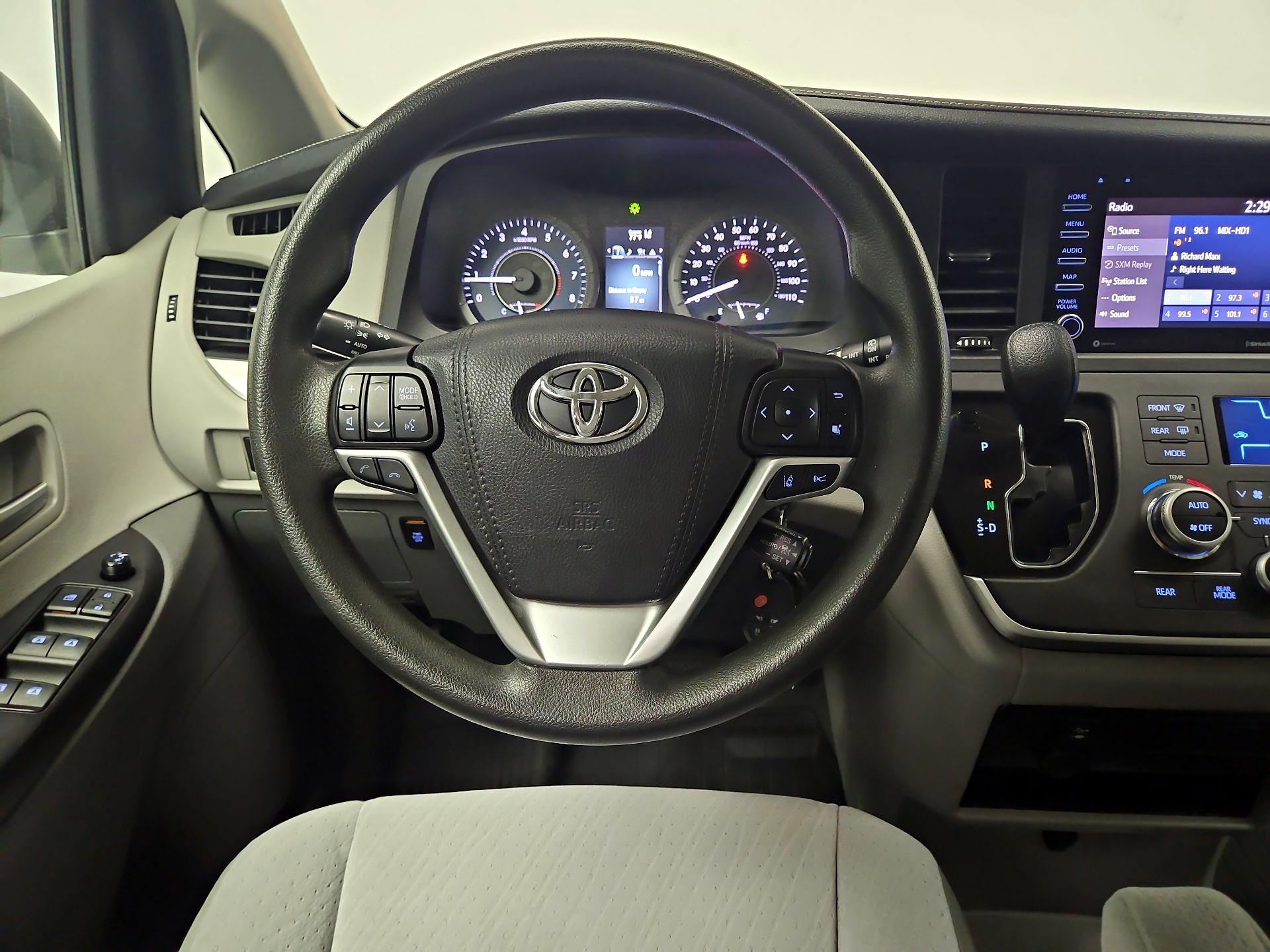 Thumbnail: 2020 Toyota Sienna - 10