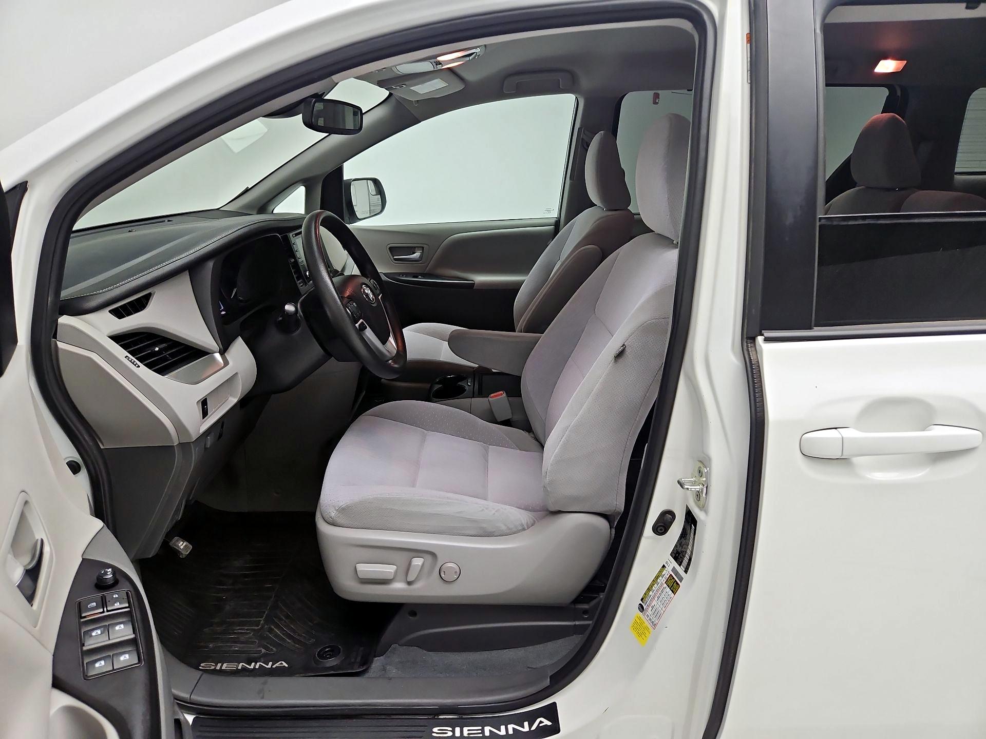 Thumbnail: 2020 Toyota Sienna - 11