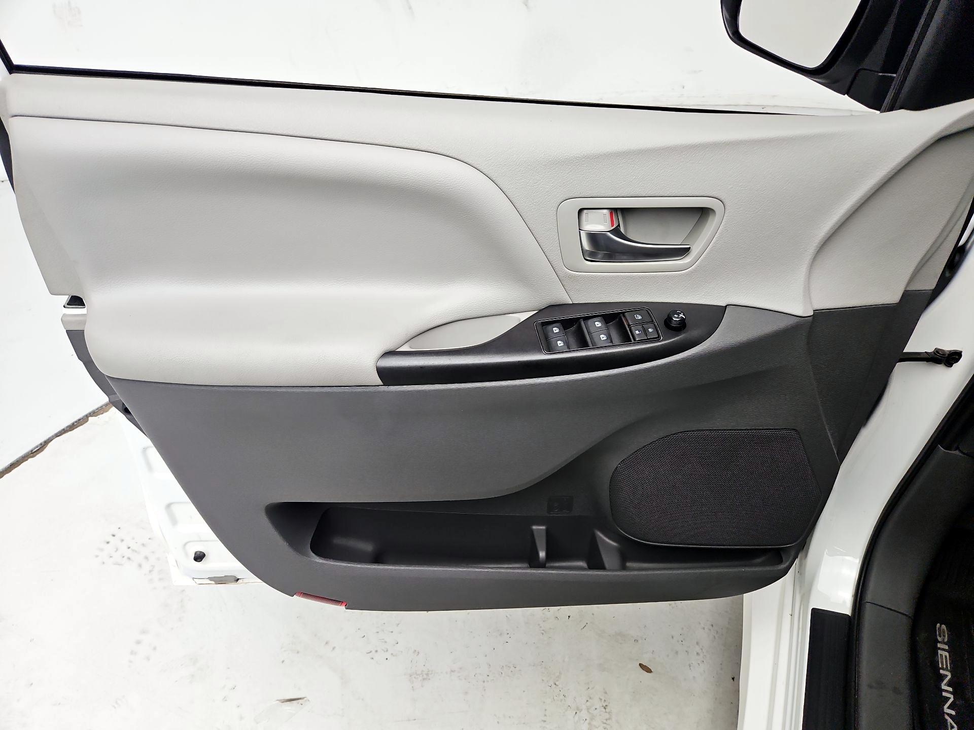 Thumbnail: 2020 Toyota Sienna - 12