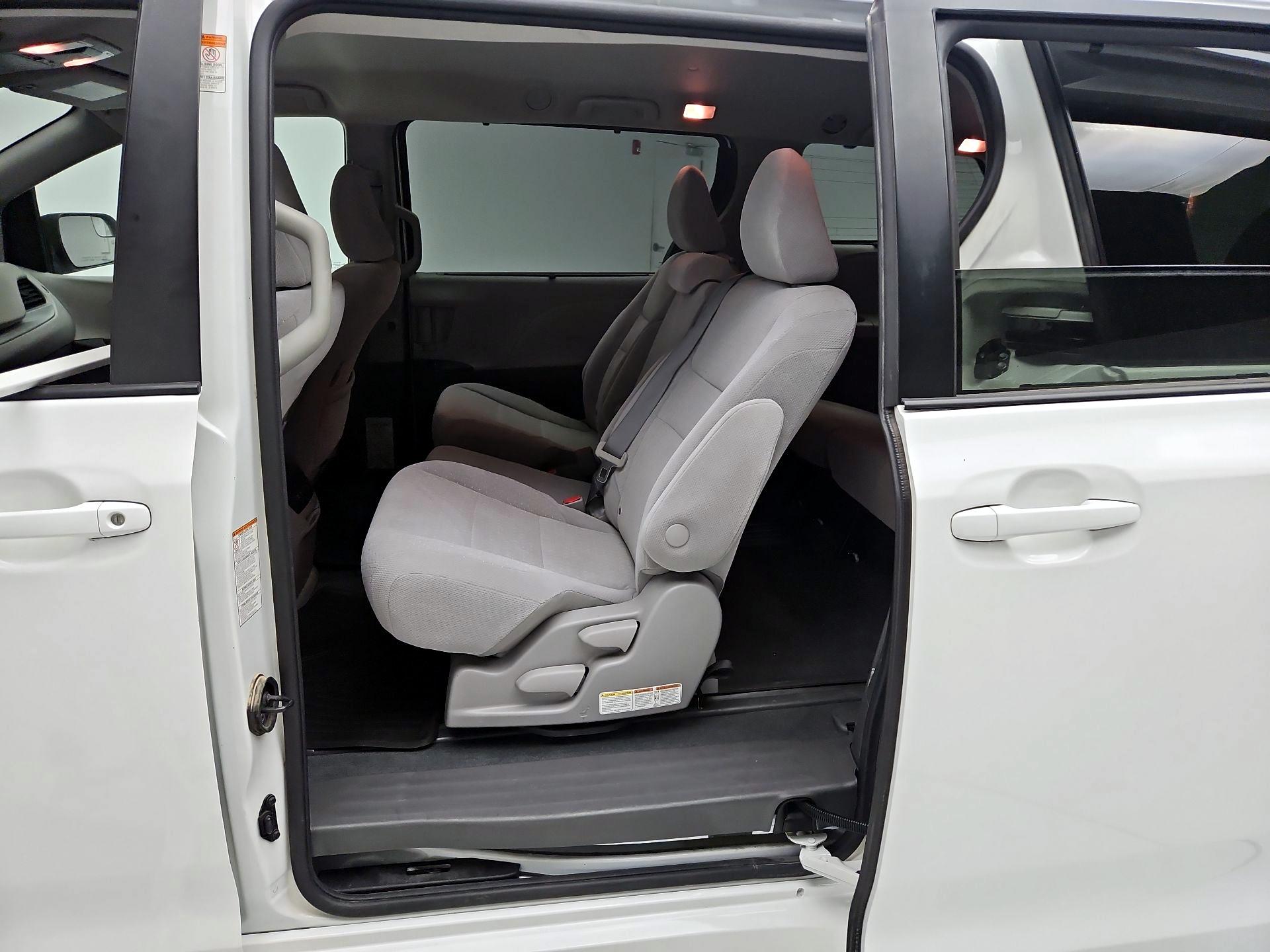 Thumbnail: 2020 Toyota Sienna - 19