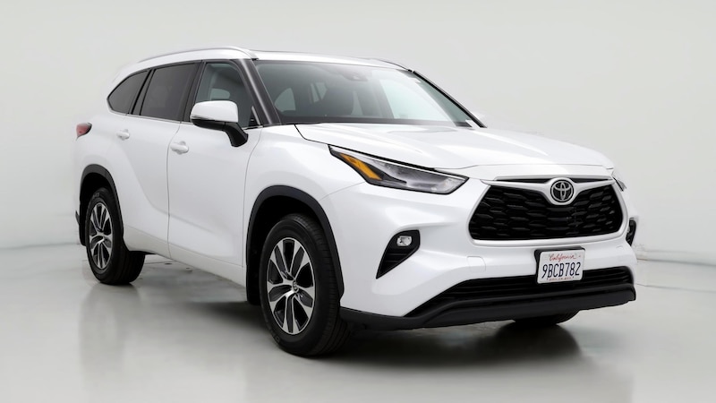 2022 Toyota Highlander XLE Hero Image