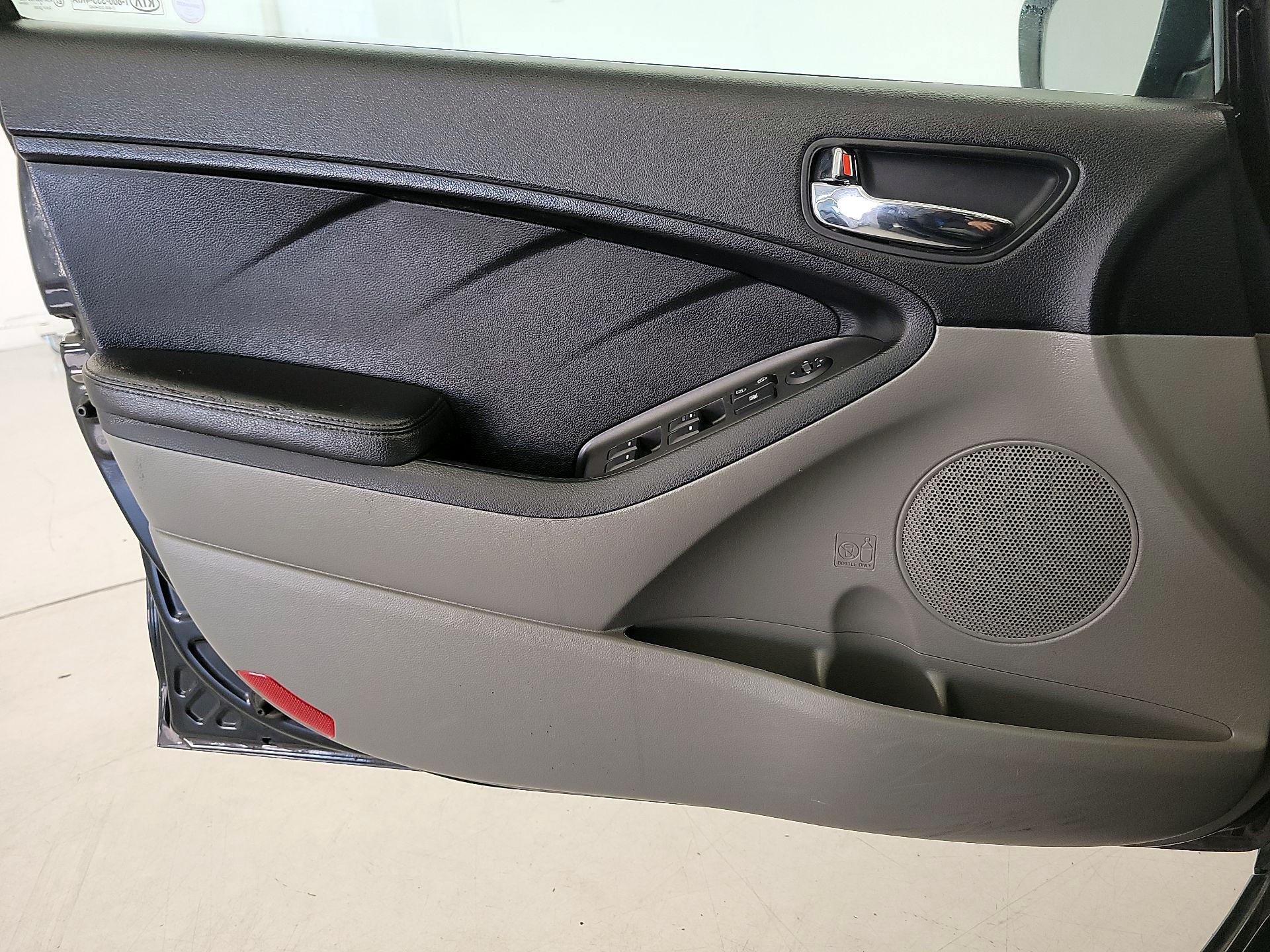 Thumbnail: 2015 Kia Forte - 12