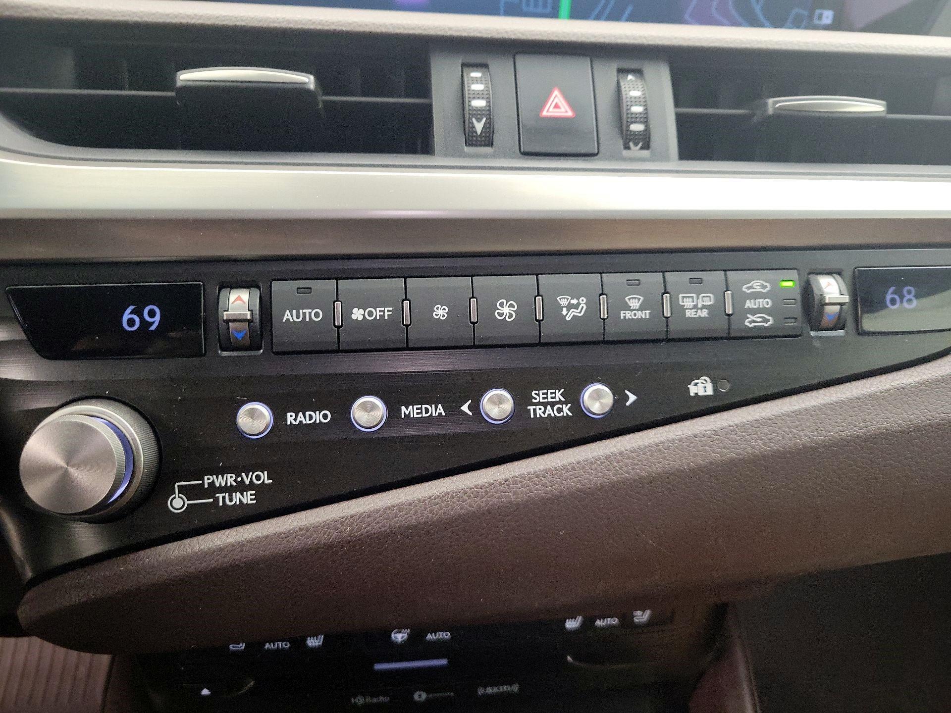 Thumbnail: 2021 Lexus ES - 17