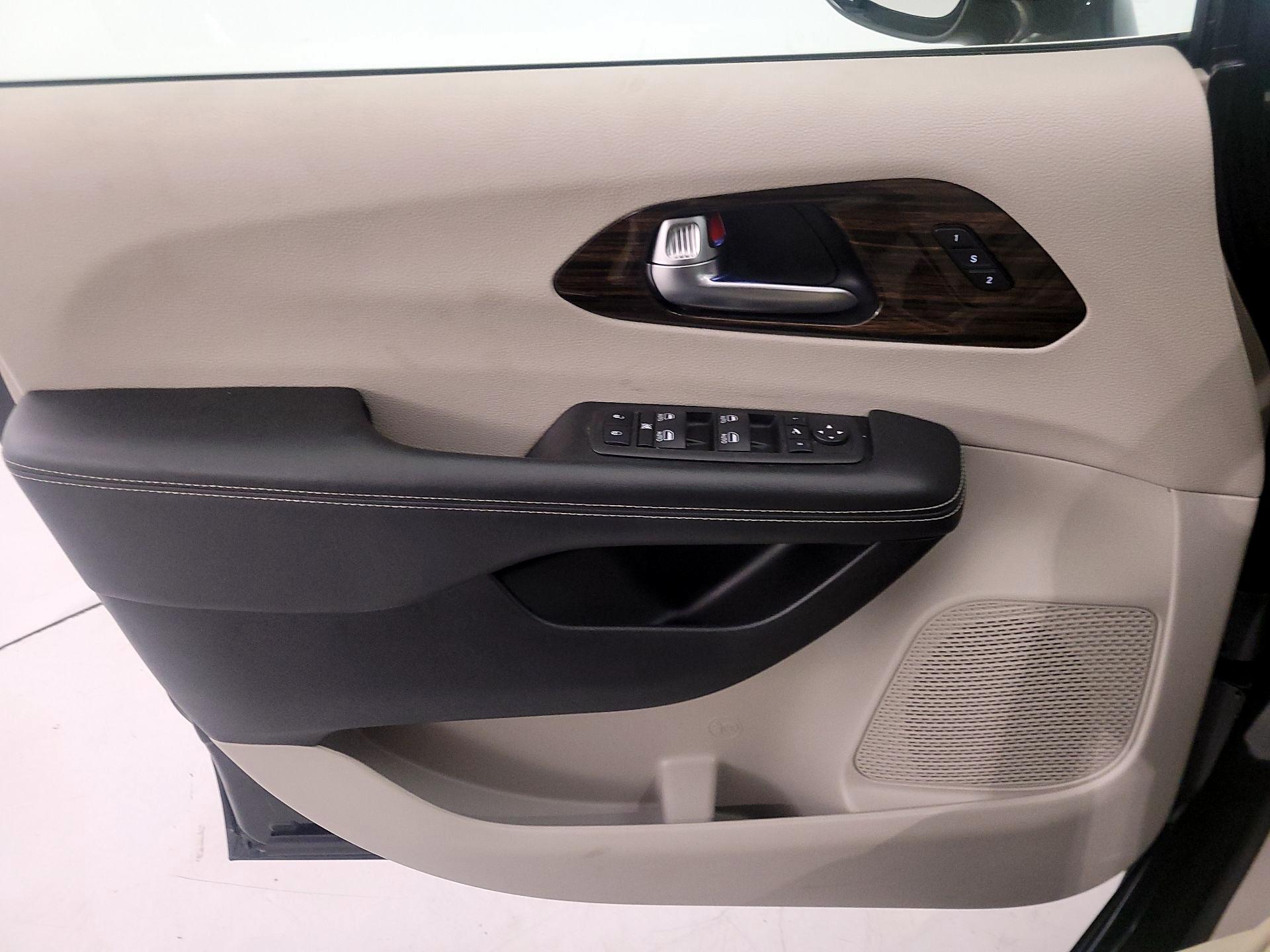 Thumbnail: 2023 Chrysler Pacifica - 12