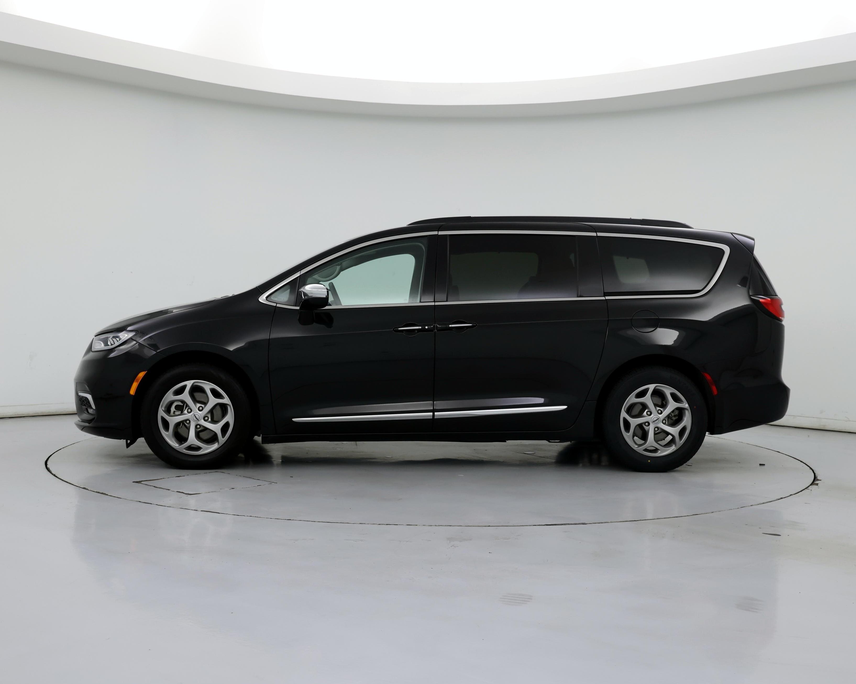 Thumbnail: 2023 Chrysler Pacifica - 3