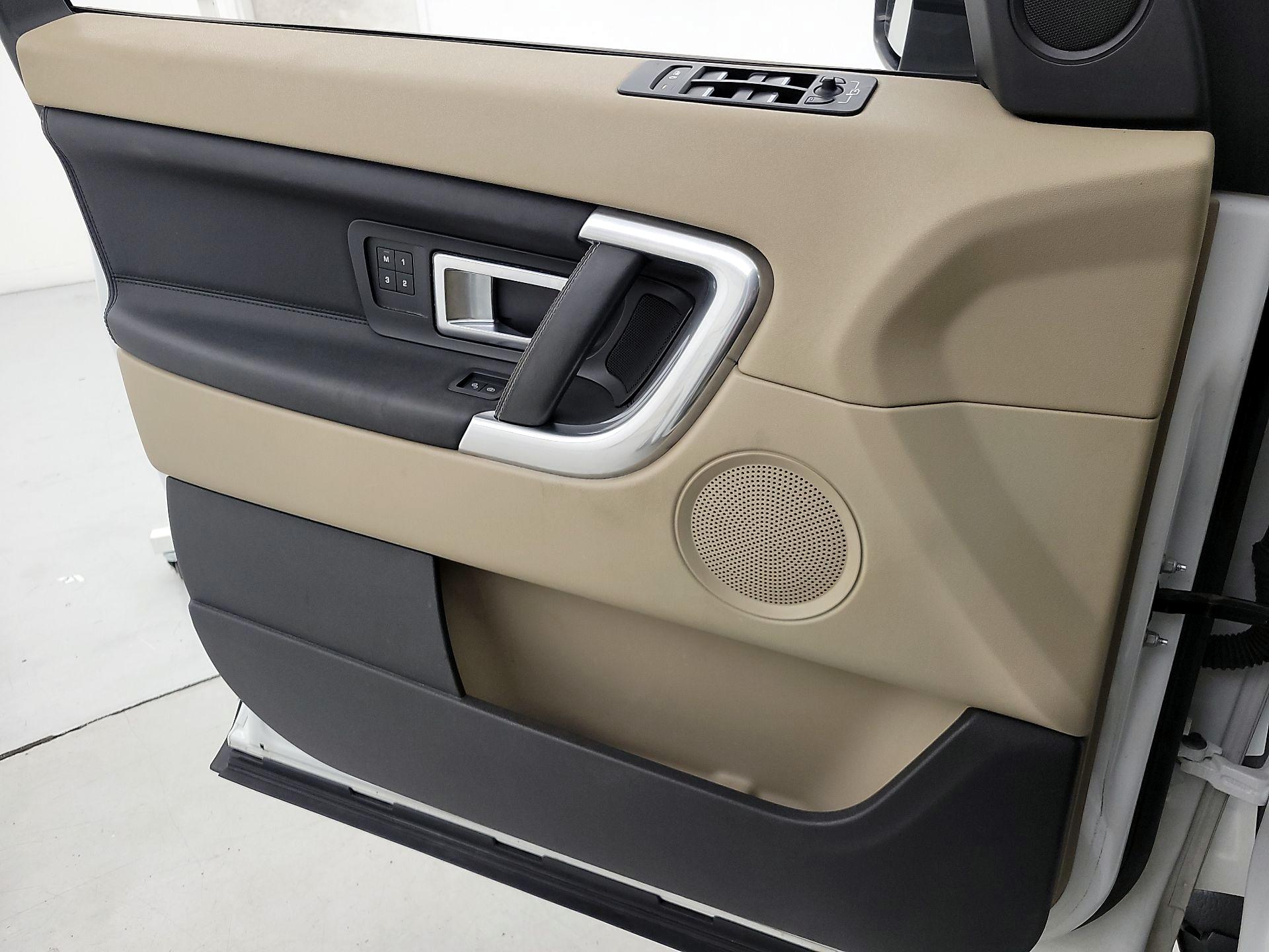 Thumbnail: 2019 Land Rover Discovery Sport - 12