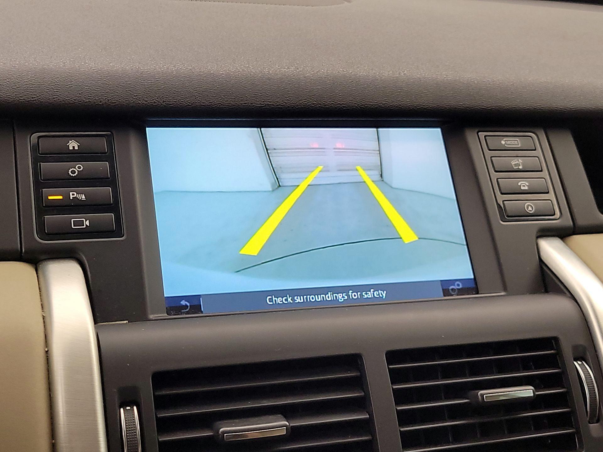 Thumbnail: 2019 Land Rover Discovery Sport - 15