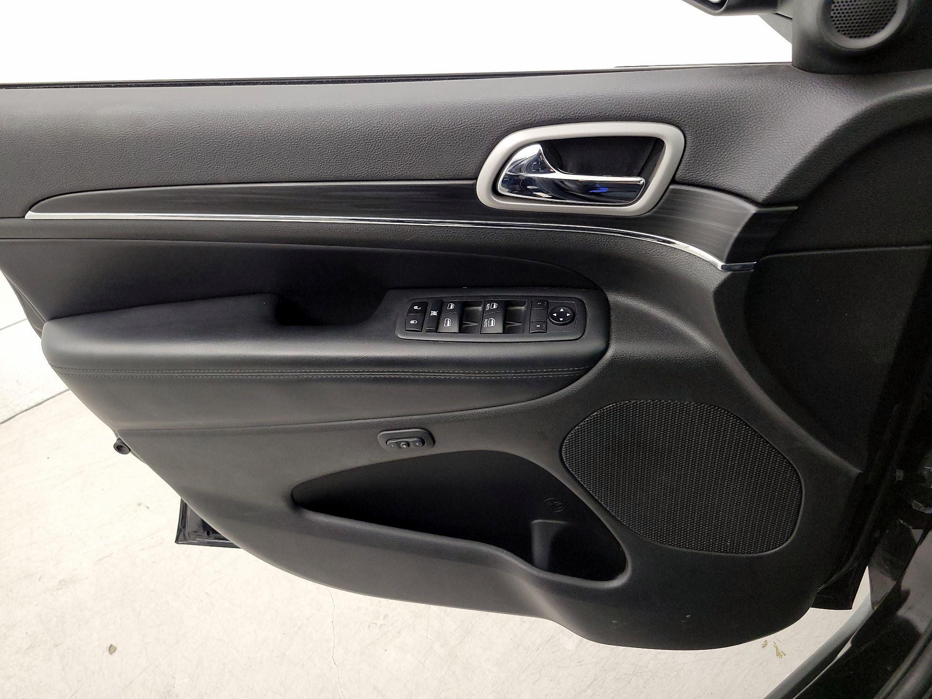Thumbnail: 2020 Jeep Grand Cherokee - 12