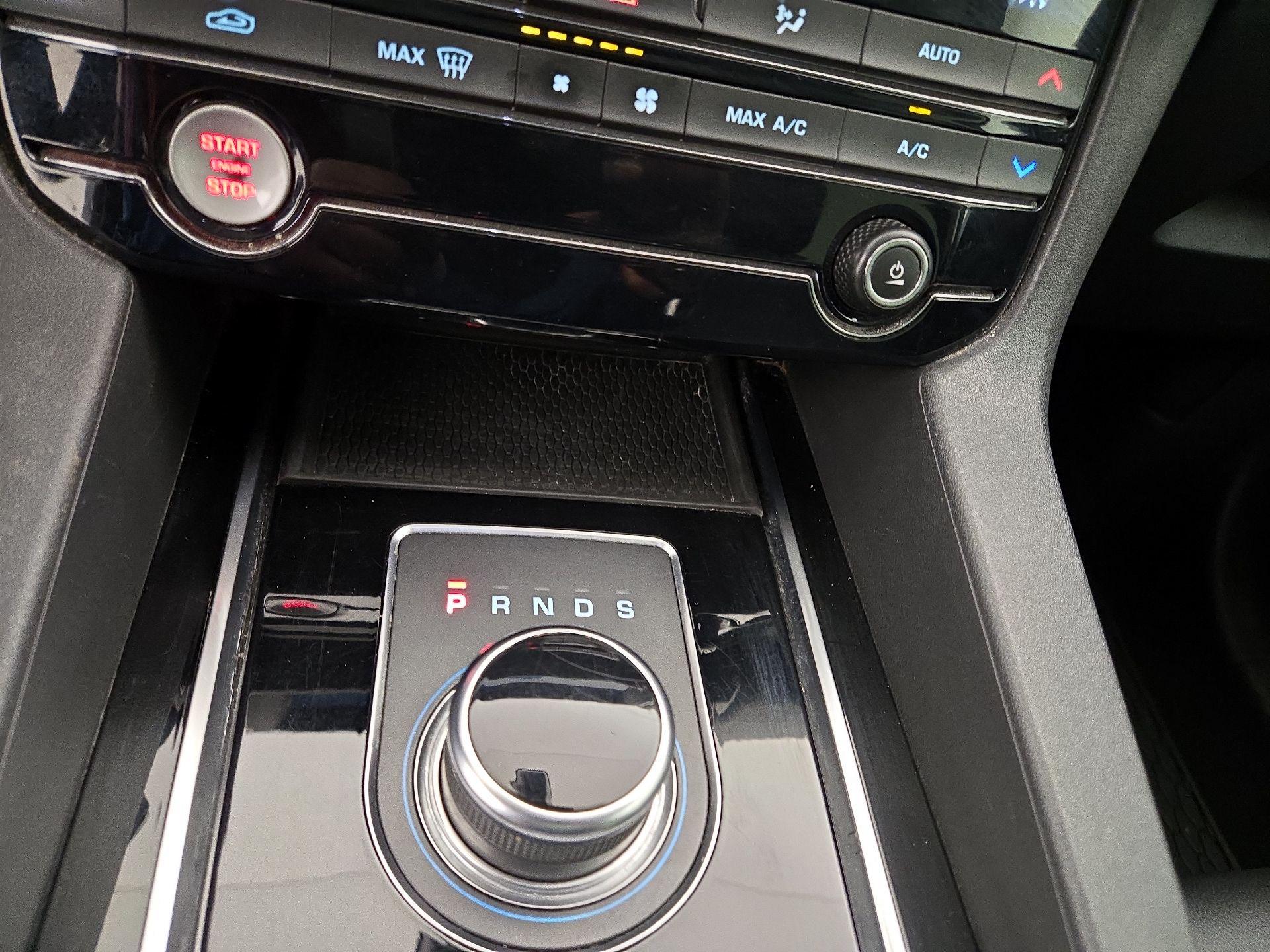 Thumbnail: 2019 Jaguar F-Pace - 16