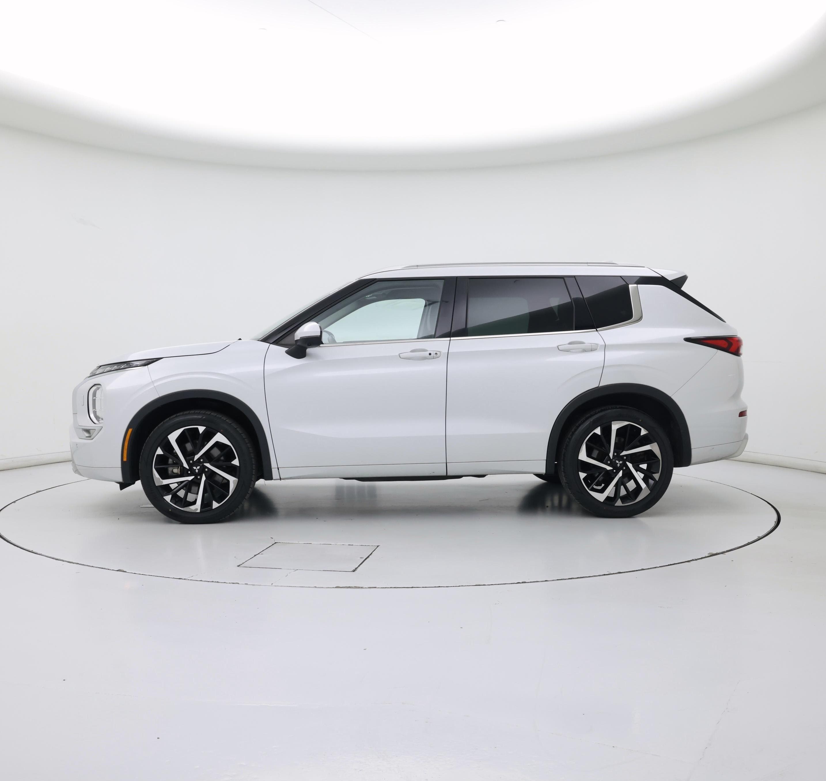 Thumbnail: 2022 Mitsubishi Outlander - 3