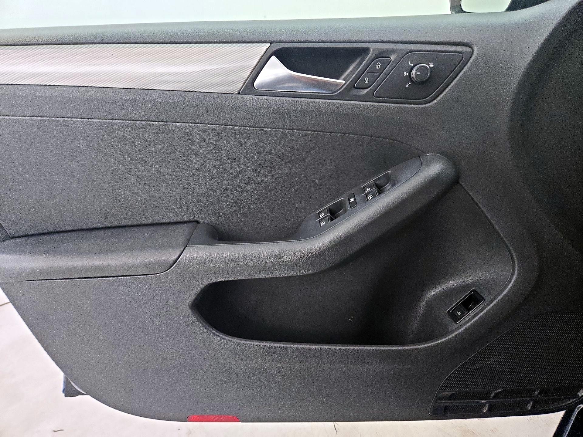 Thumbnail: 2015 Volkswagen Jetta - 12