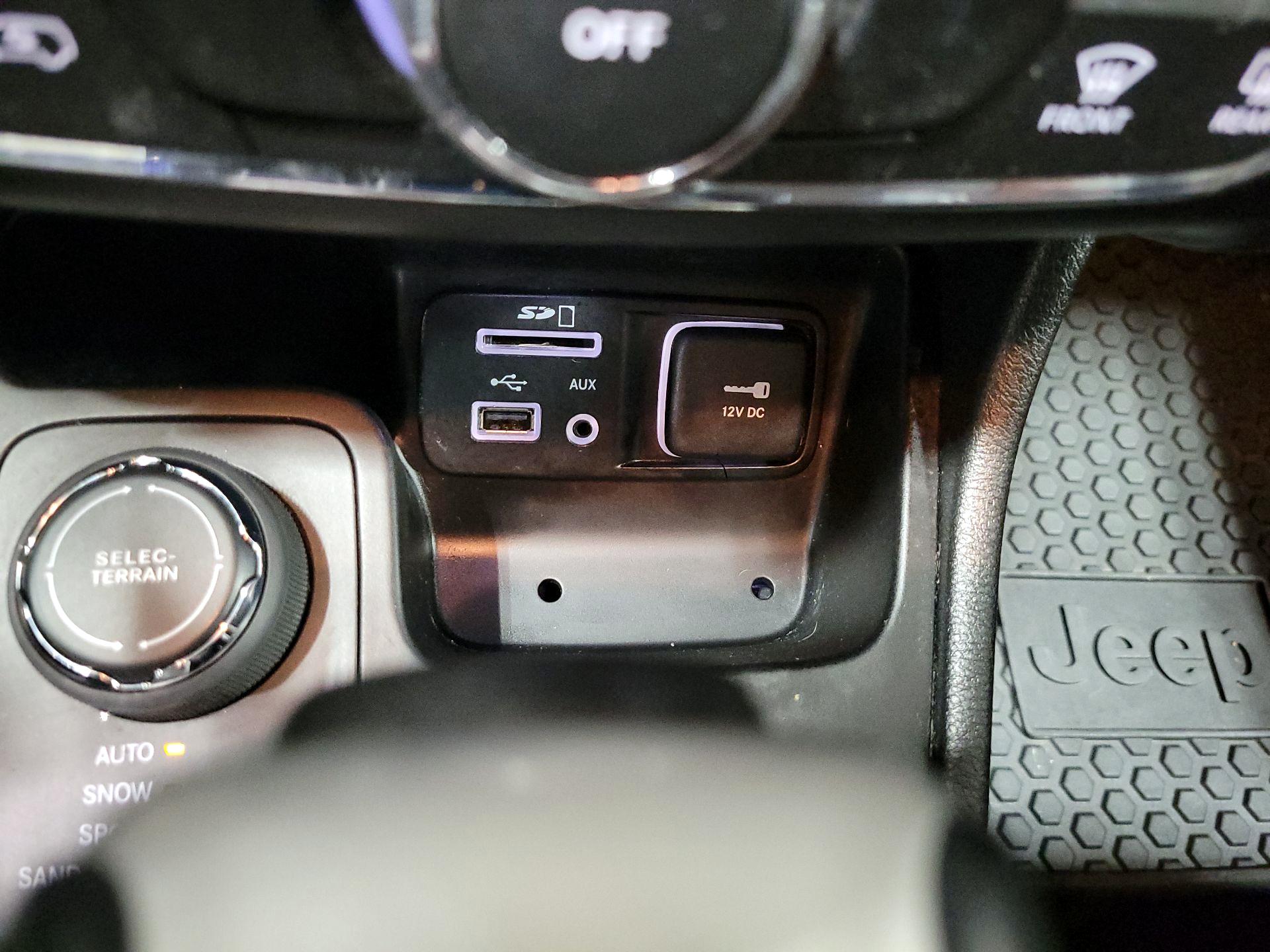 Thumbnail: 2018 Jeep Cherokee - 18