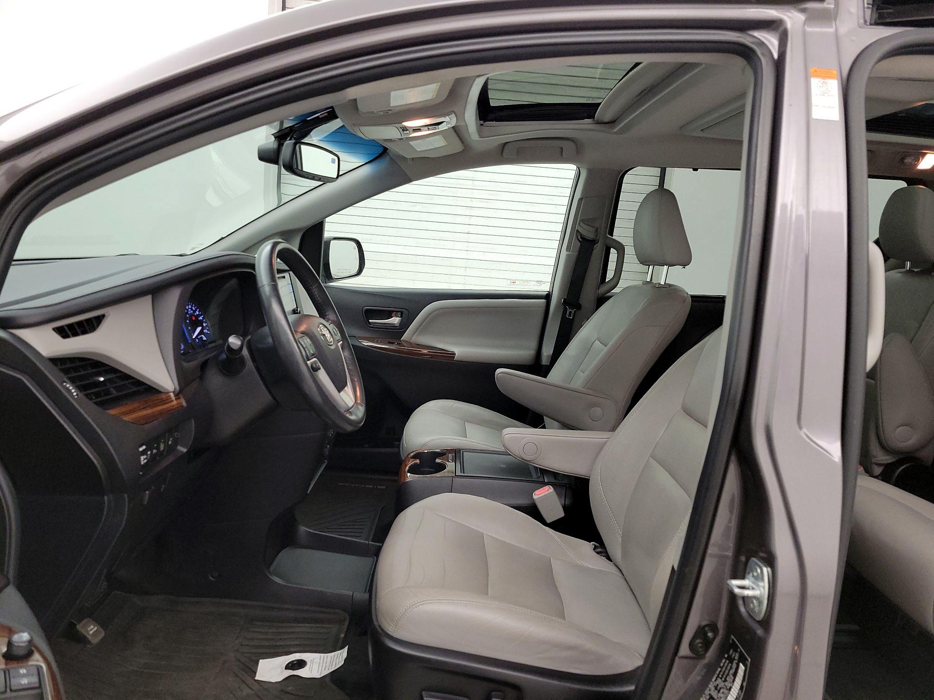 Thumbnail: 2015 Toyota Sienna - 11